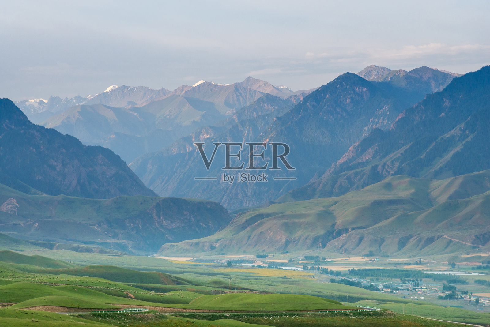 在中国新疆天山山脉和山谷的伟大风景照片摄影图片
