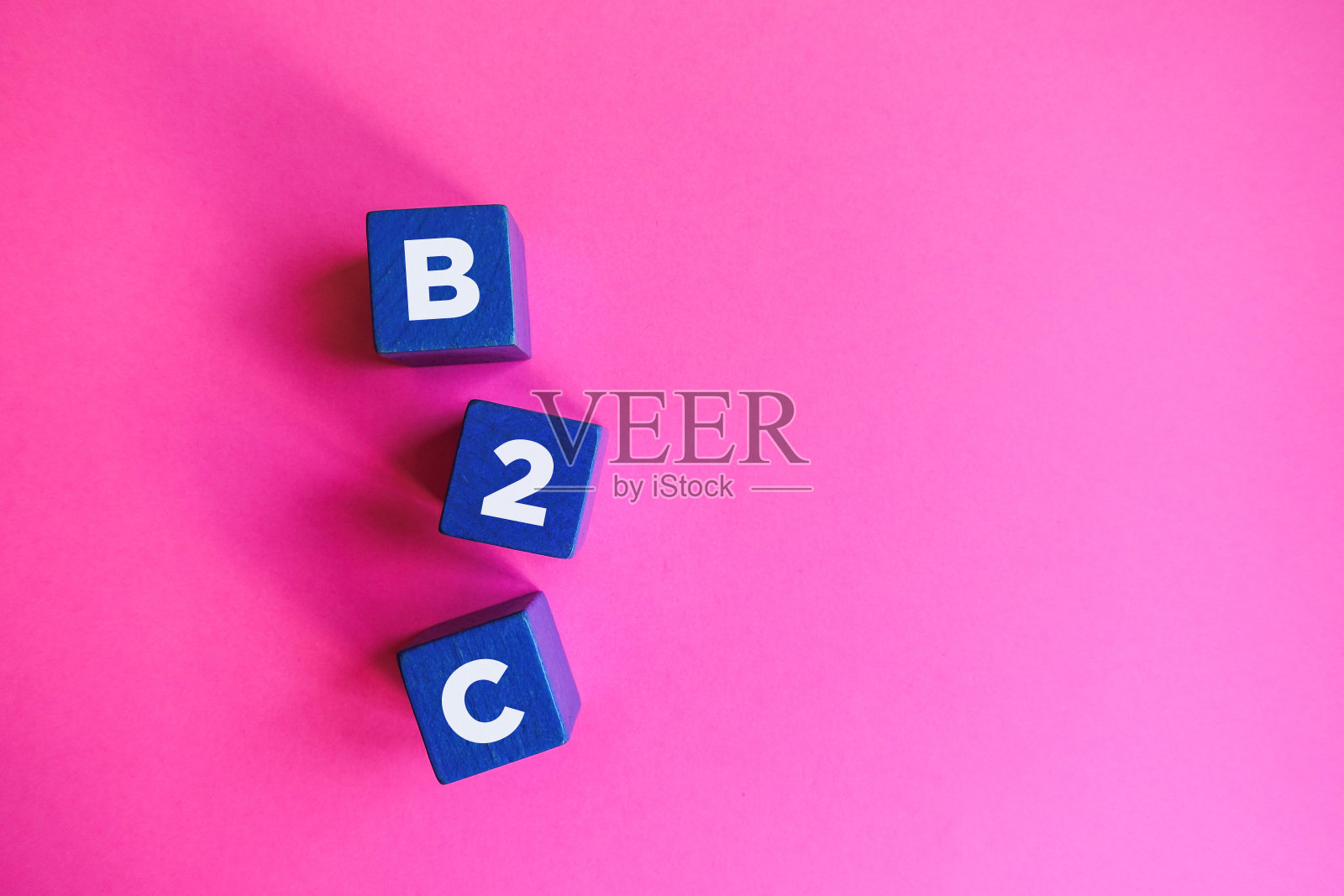 B2C -企业对消费者，蓝色方块在粉红色的背景。照片摄影图片
