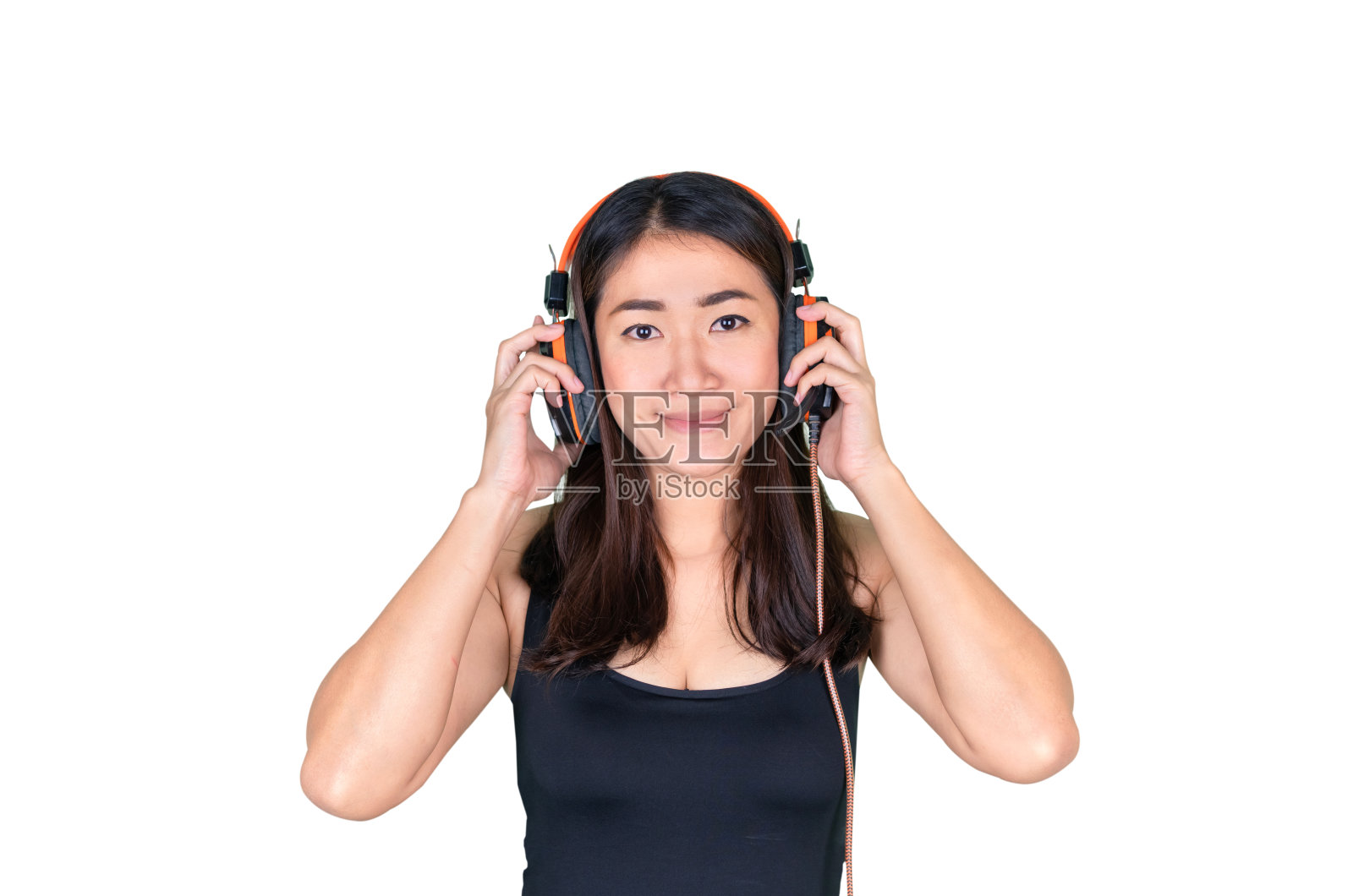 亚洲女性戴着耳机听音乐孤立在一个白色的背景与剪辑路径。照片摄影图片