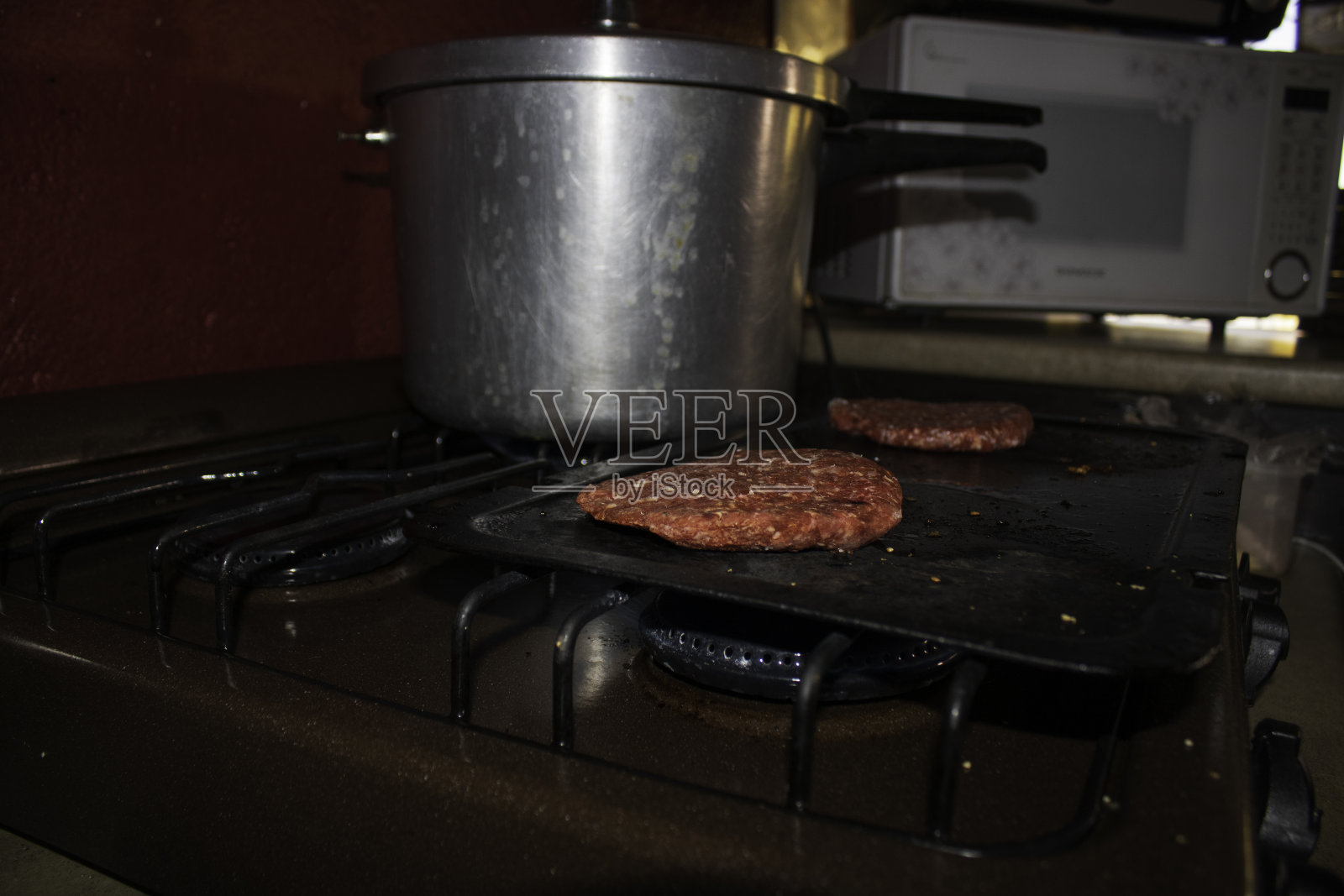 煤气炉上的汉堡包肉照片摄影图片