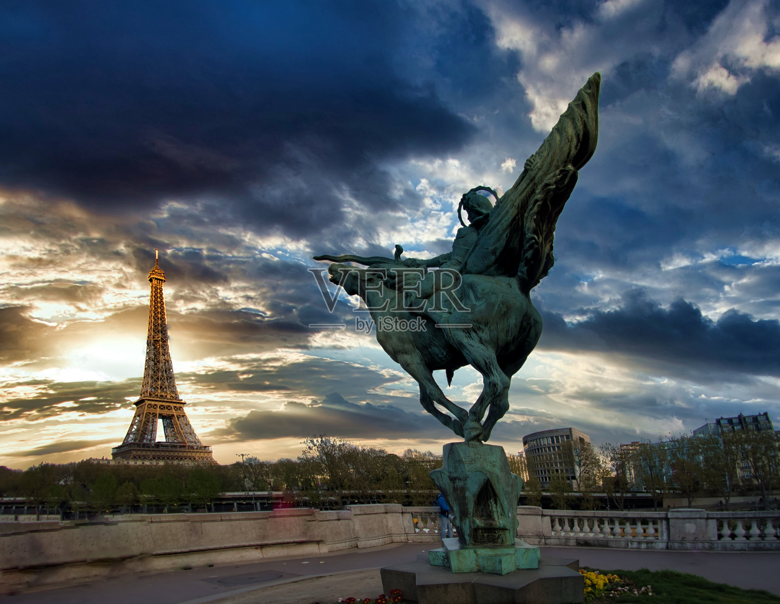 这是一张美丽的巴黎照片，包括埃菲尔铁塔，在Bir Hakeim桥的前景是著名的拱门Jeanne雕像照片摄影图片