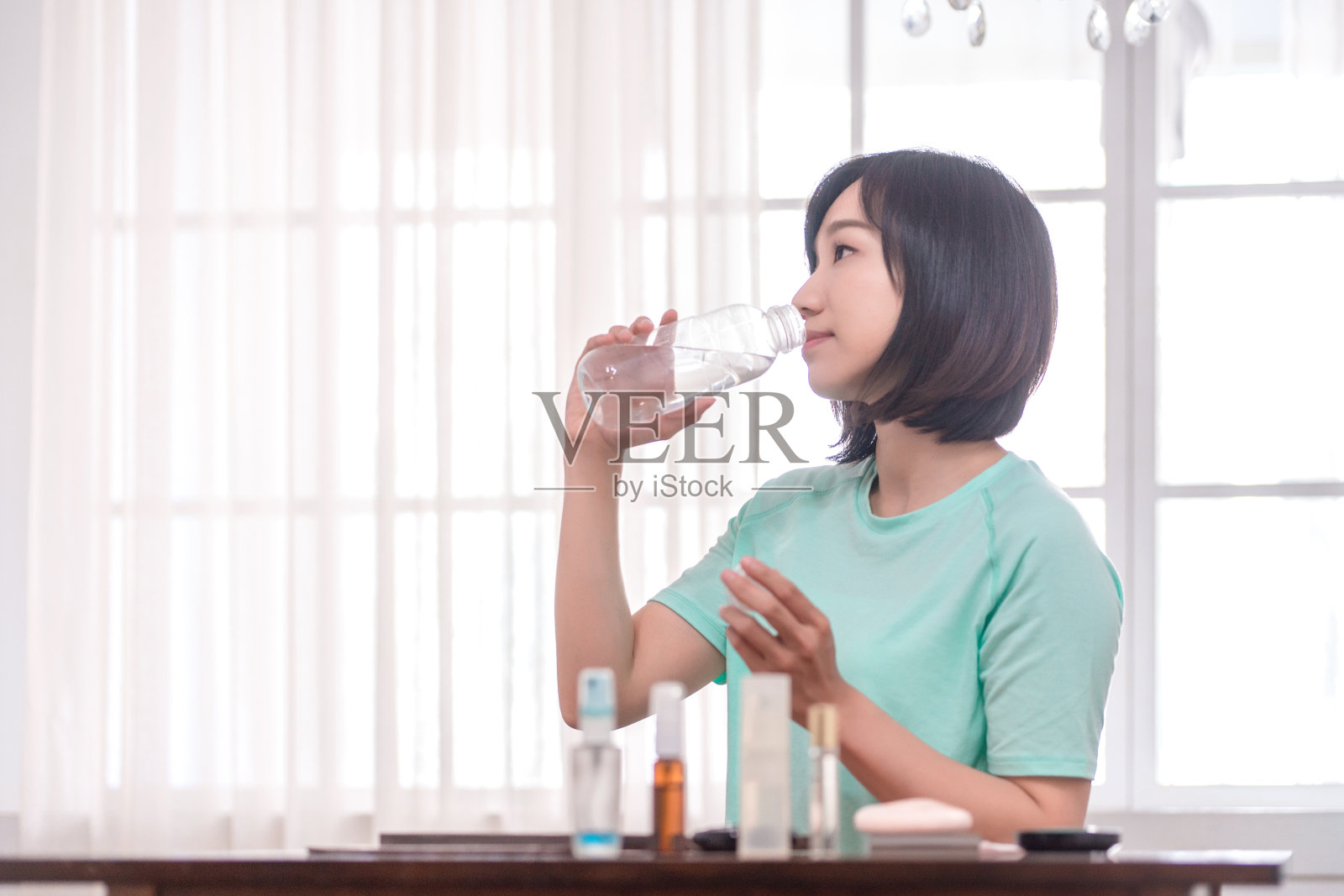 年轻迷人的亚洲女人，喝水照片摄影图片