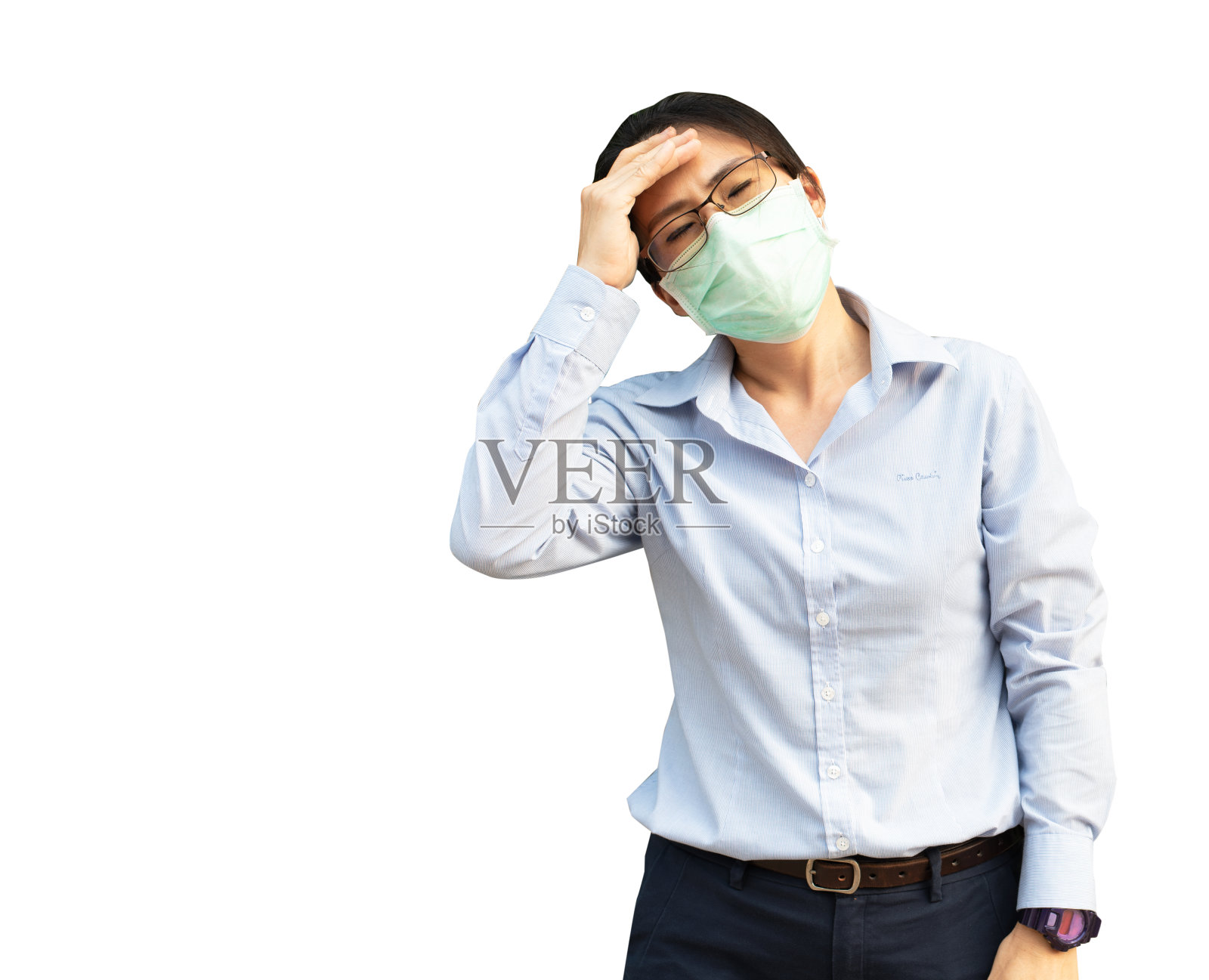 年轻的亚洲女性戴着医用口罩，可以预防细菌、有毒烟雾、白底隔离粉尘、新冠肺炎疫情的公共区域预防。医疗保健理念。照片摄影图片