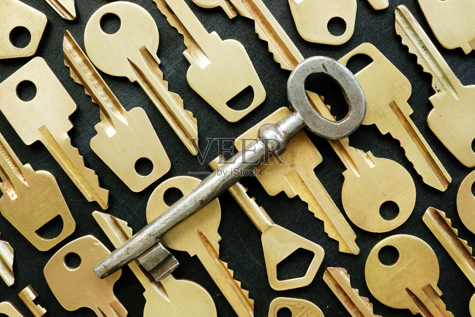 旧的金属钥匙和许多黄色的作为正确的决定或找到钥匙的象征。照片摄影图片
