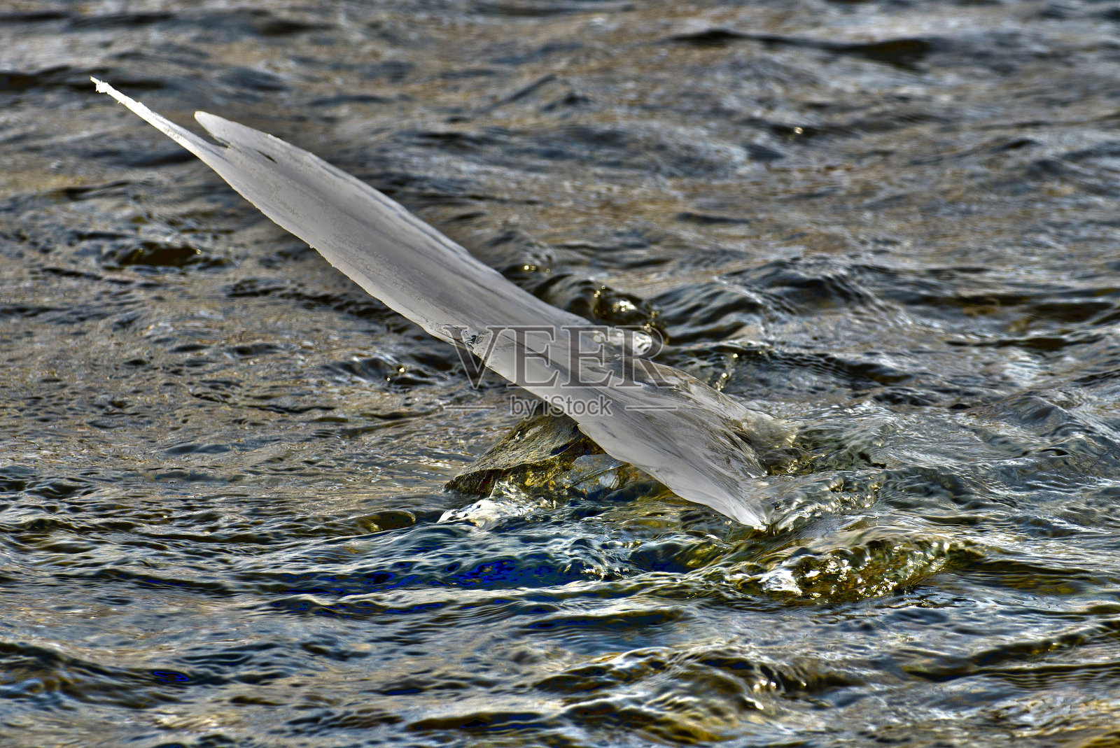 被河水冲刷的浮冰。HDR照片摄影图片