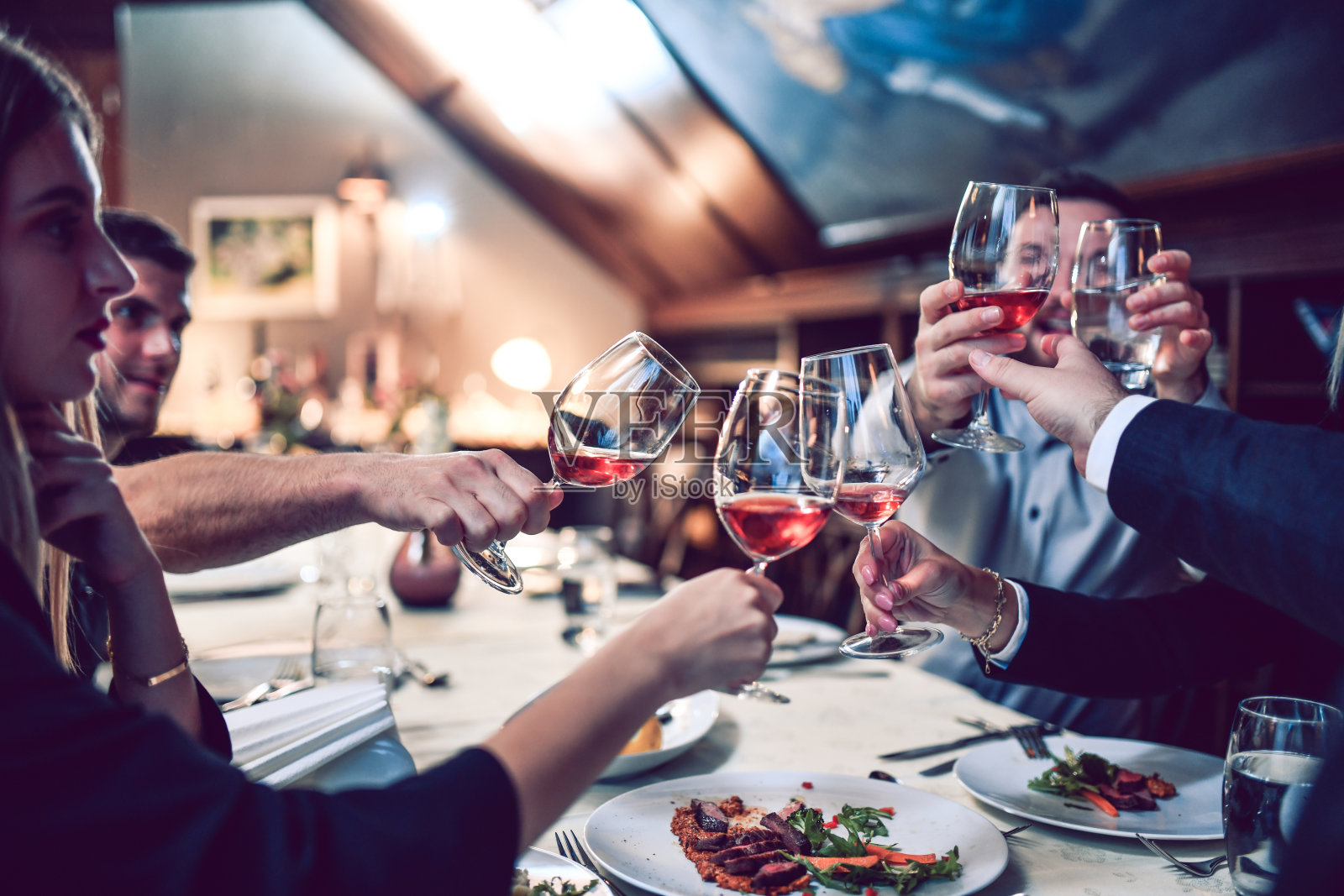 优雅的朋友在餐厅用餐时喝上好的玫瑰葡萄酒照片摄影图片