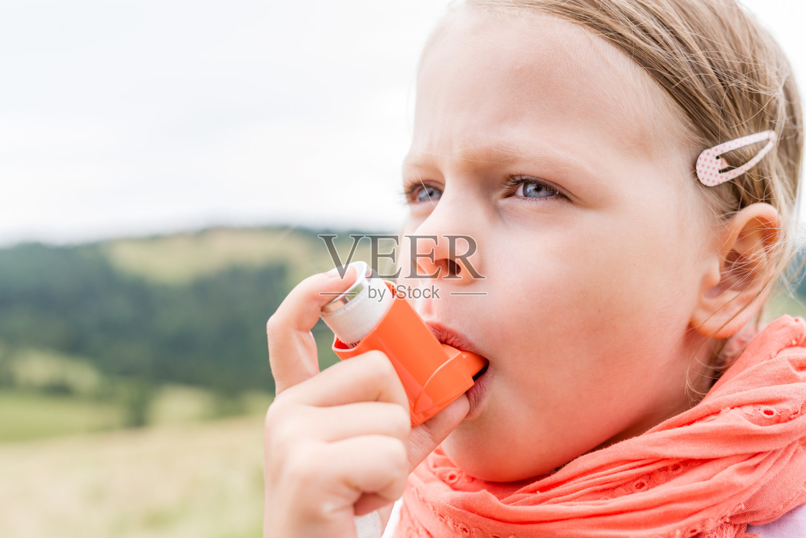 患有哮喘的女孩为了健康使用哮喘吸入器照片摄影图片