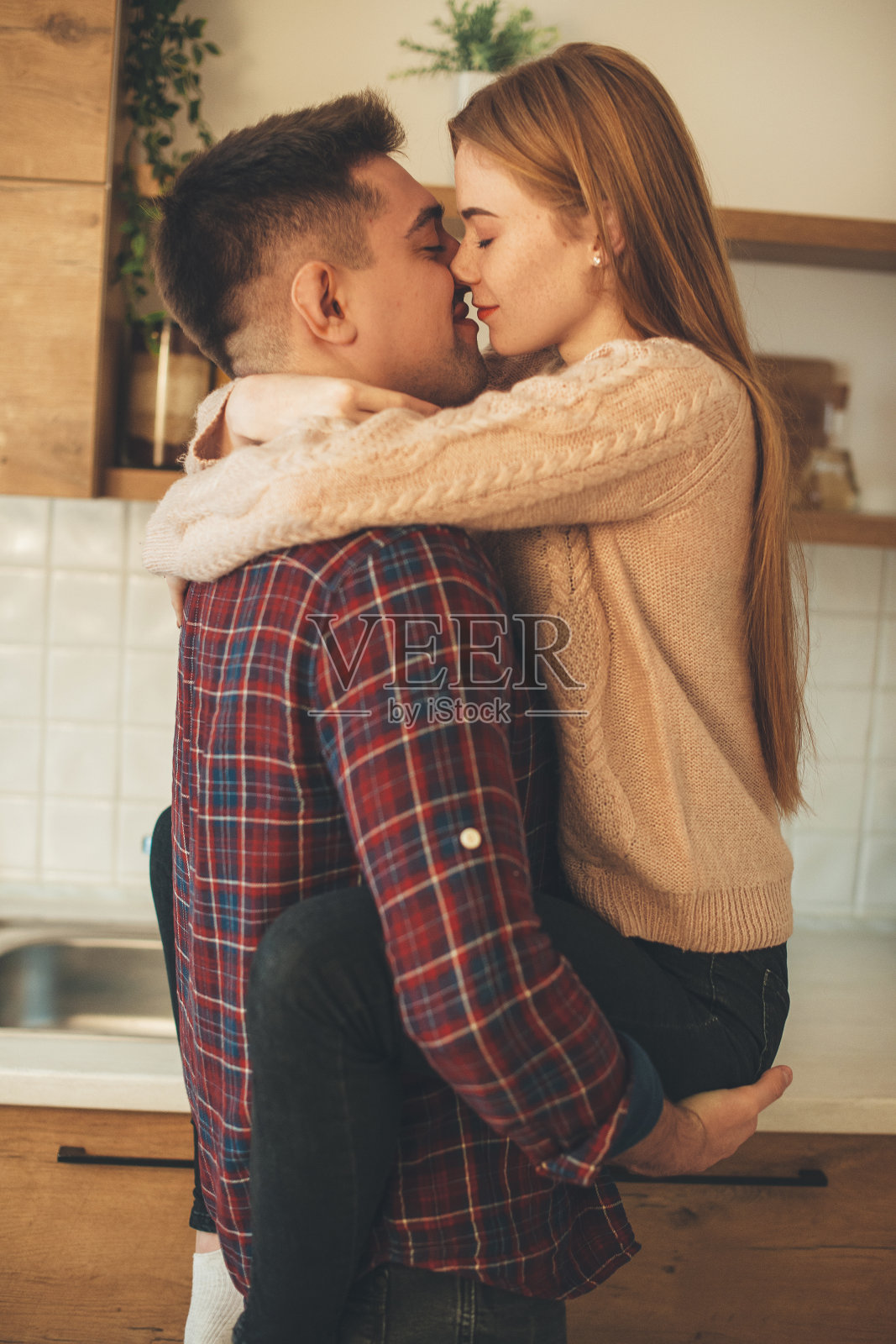 白种人红头发女孩雀斑拥抱她的爱人有浪漫的时刻在一起照片摄影图片