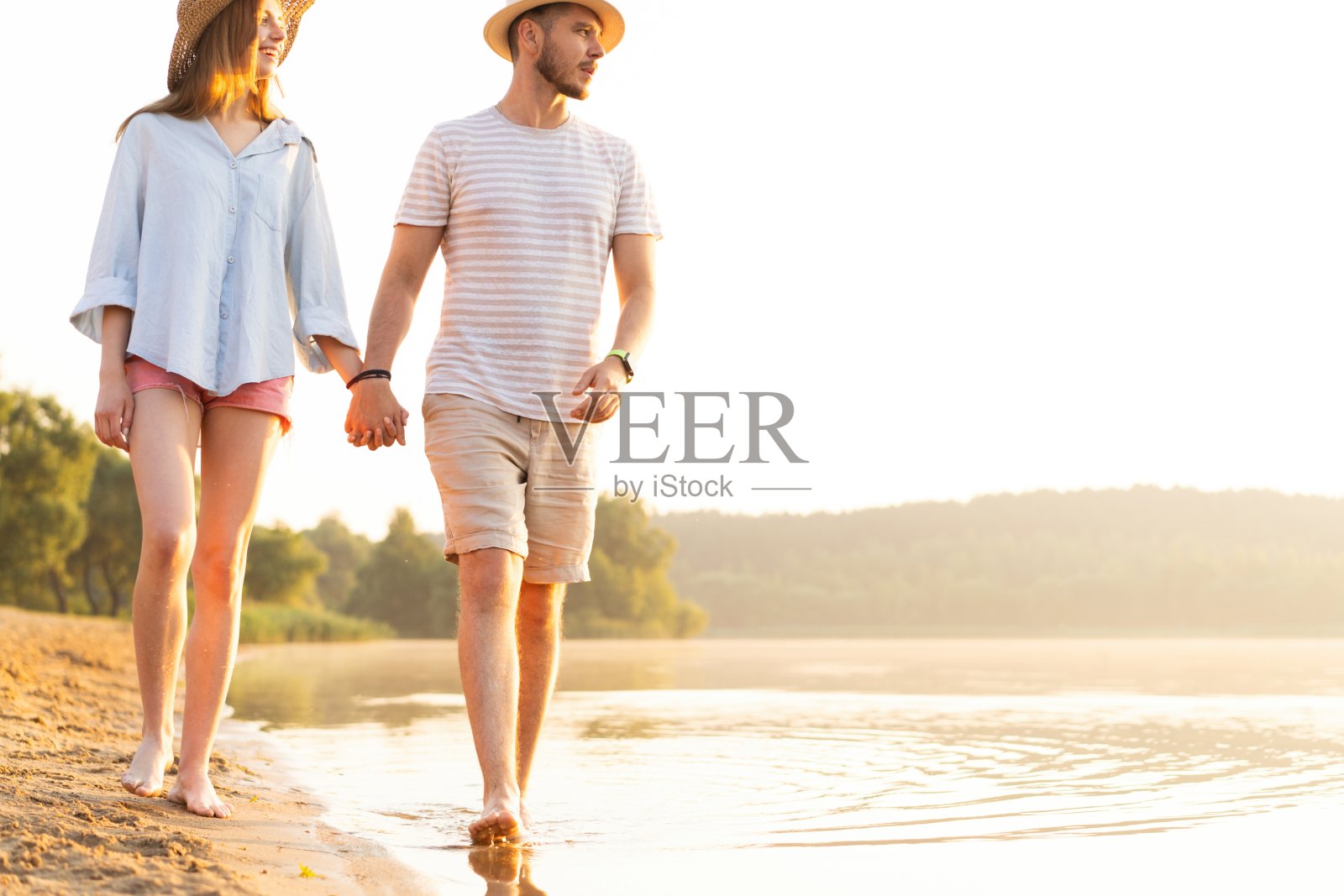 海滩情侣漫步浪漫旅行蜜月度假夏天。照片摄影图片