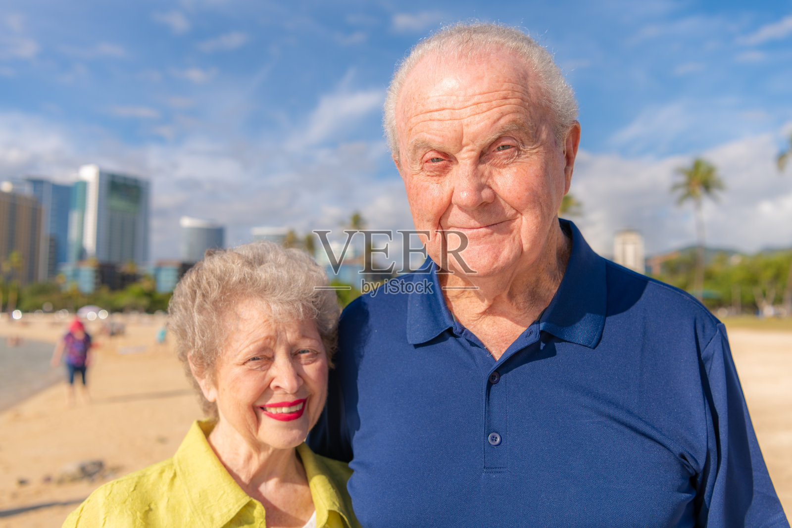 一对老年夫妇参观夏威夷阿拉莫阿纳海滩。近距离照片摄影图片