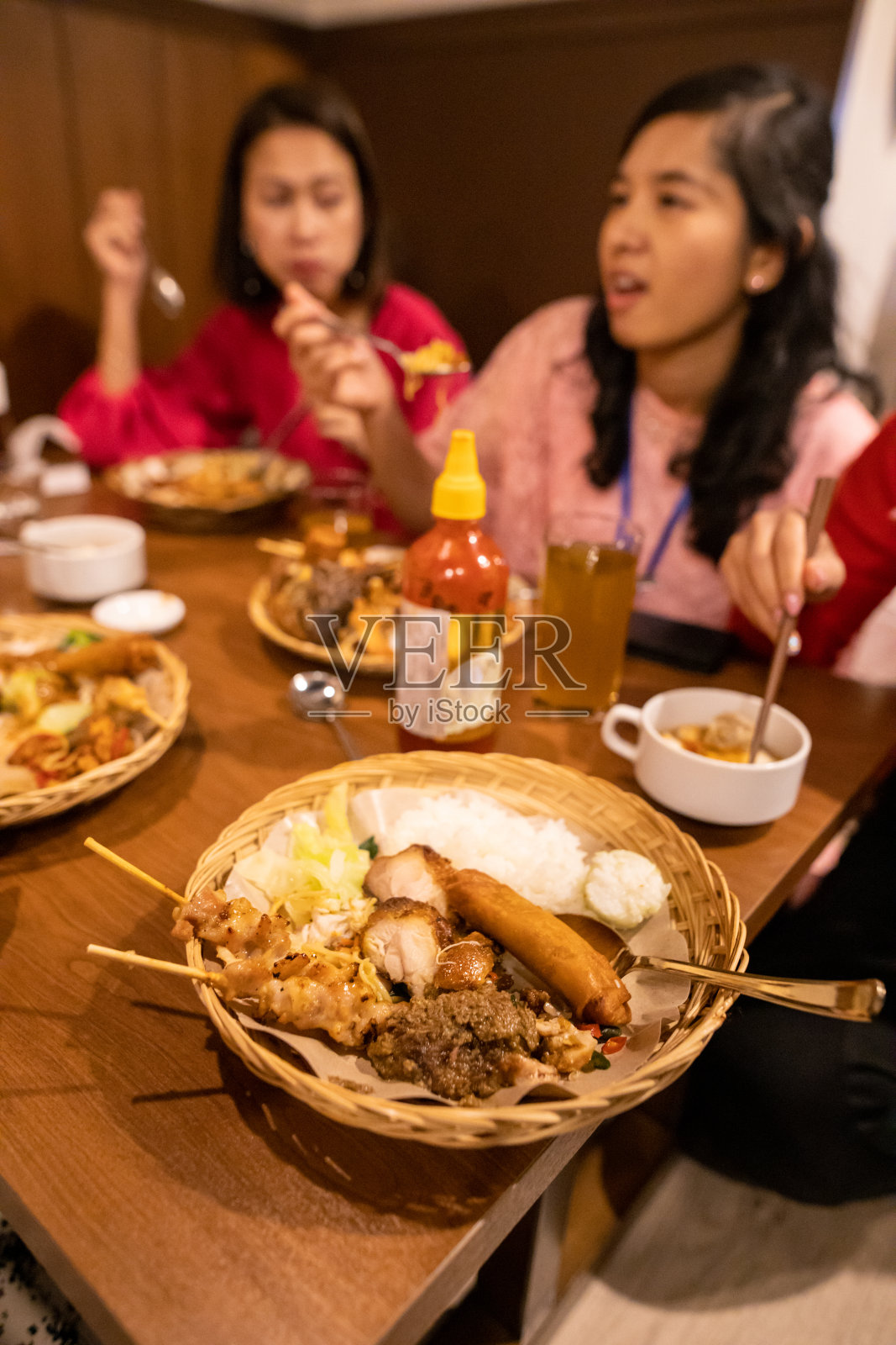 亚洲女性在午餐派对上吃印尼菜照片摄影图片