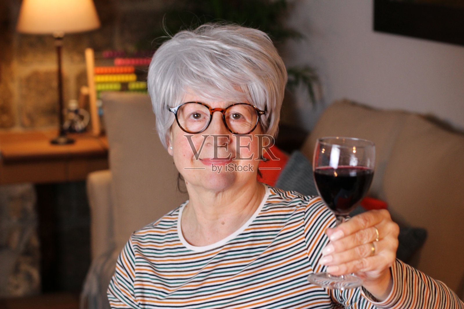 老妇人喝红酒照片摄影图片