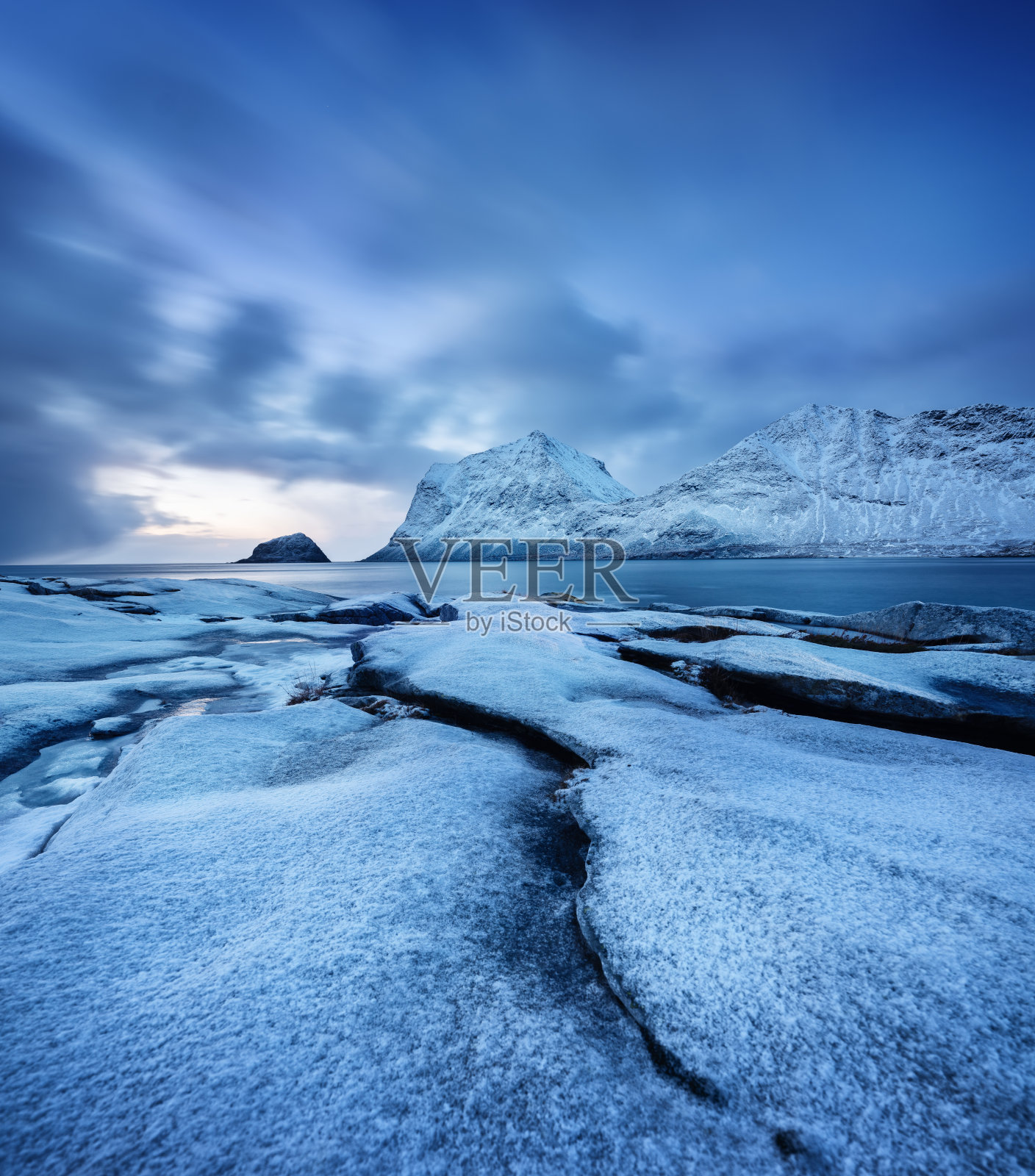 挪威罗浮敦群岛的哈克兰海滩。景观与长曝光拍摄。山脉，海滩和云彩。靠近海洋的冬季景观。挪威旅游照片摄影图片