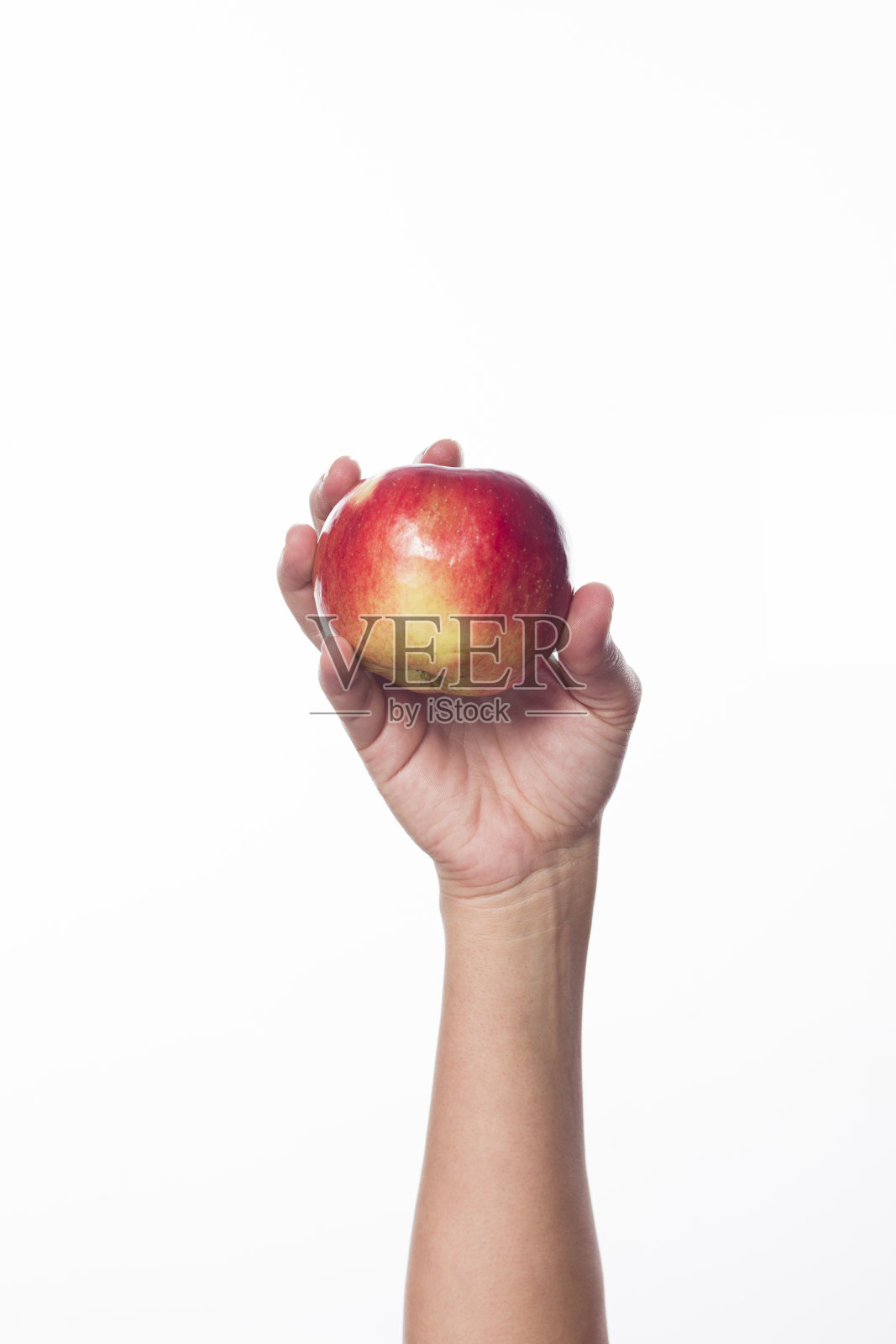女人的手拿着一个新鲜的红苹果孤立在白色的背景照片摄影图片