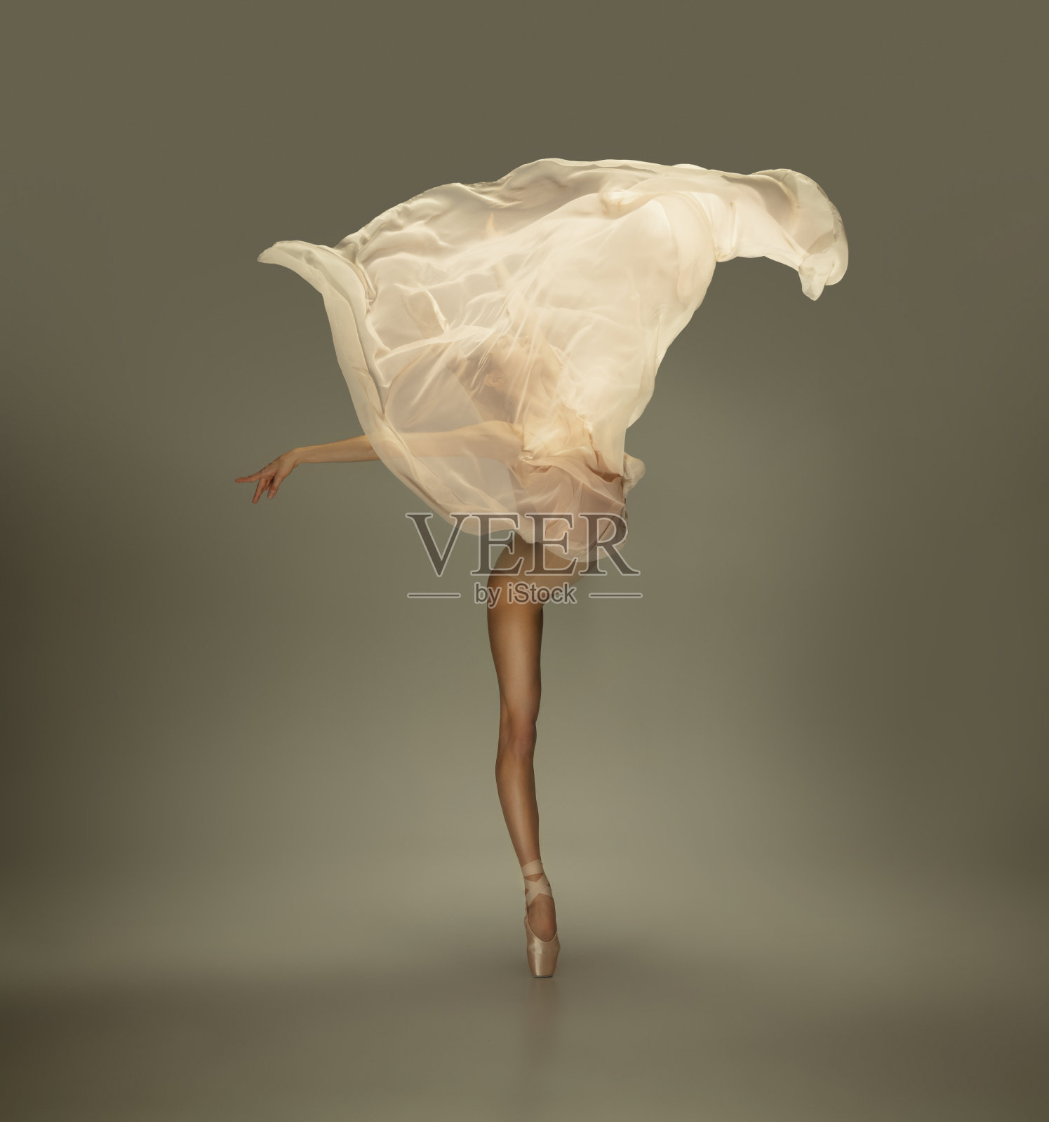 年轻优雅温柔的芭蕾舞女演员在灰色的工作室背景照片摄影图片