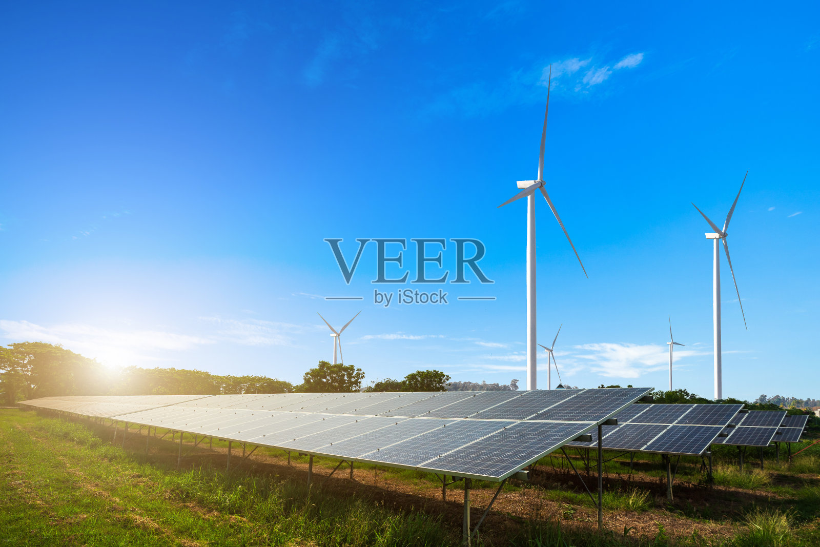 太阳能板与风力涡轮机，山脉景观，蓝天白云，替代能源概念，清洁能源，绿色能源。照片摄影图片