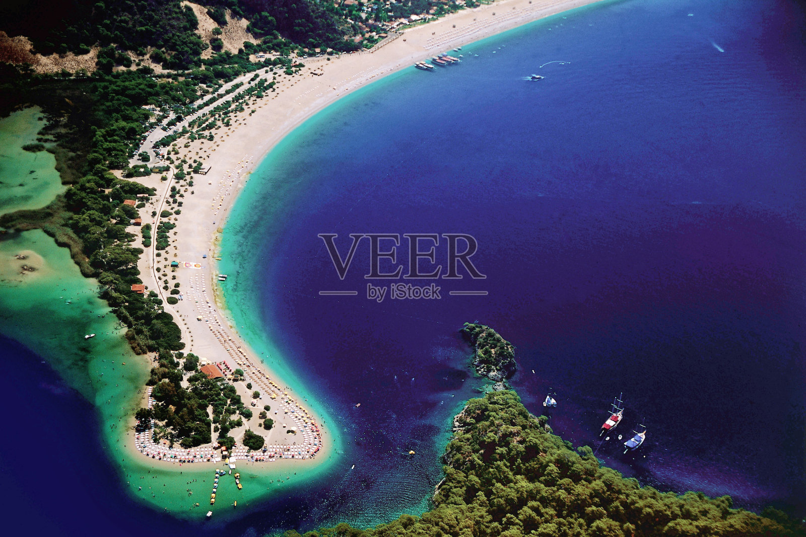 Oludeniz是地中海附近的一个泻湖，通过滑翔伞运动照片摄影图片
