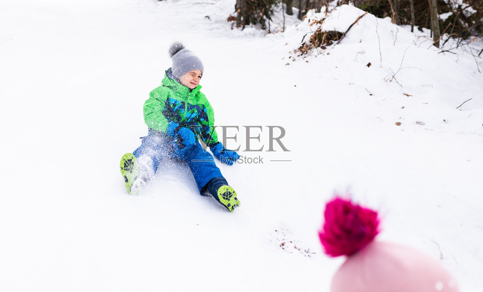 小男孩玩雪橇照片摄影图片