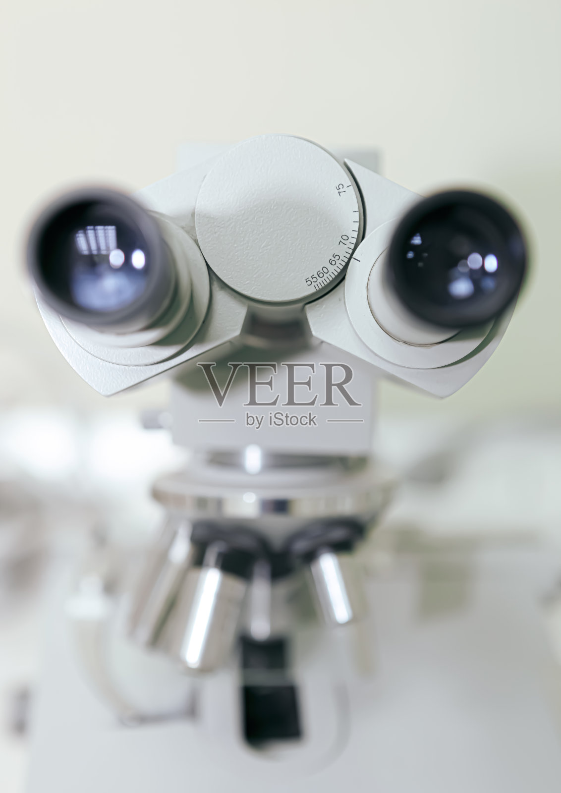 一种现代光学显微镜，带有荧光显微镜用的水银灯泡。这台显微镜有一台与计算机相连的数码相机。照片摄影图片