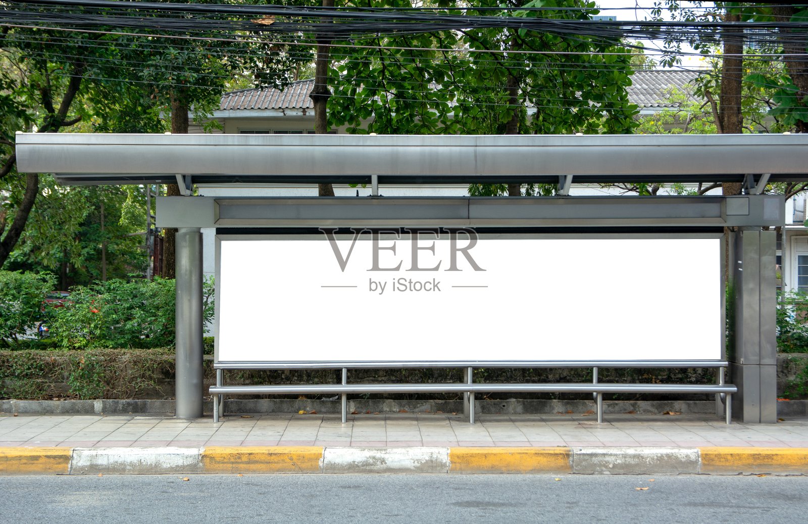 在花园背景前的公共汽车站地平线广告牌的空白白色广告牌模型照片摄影图片