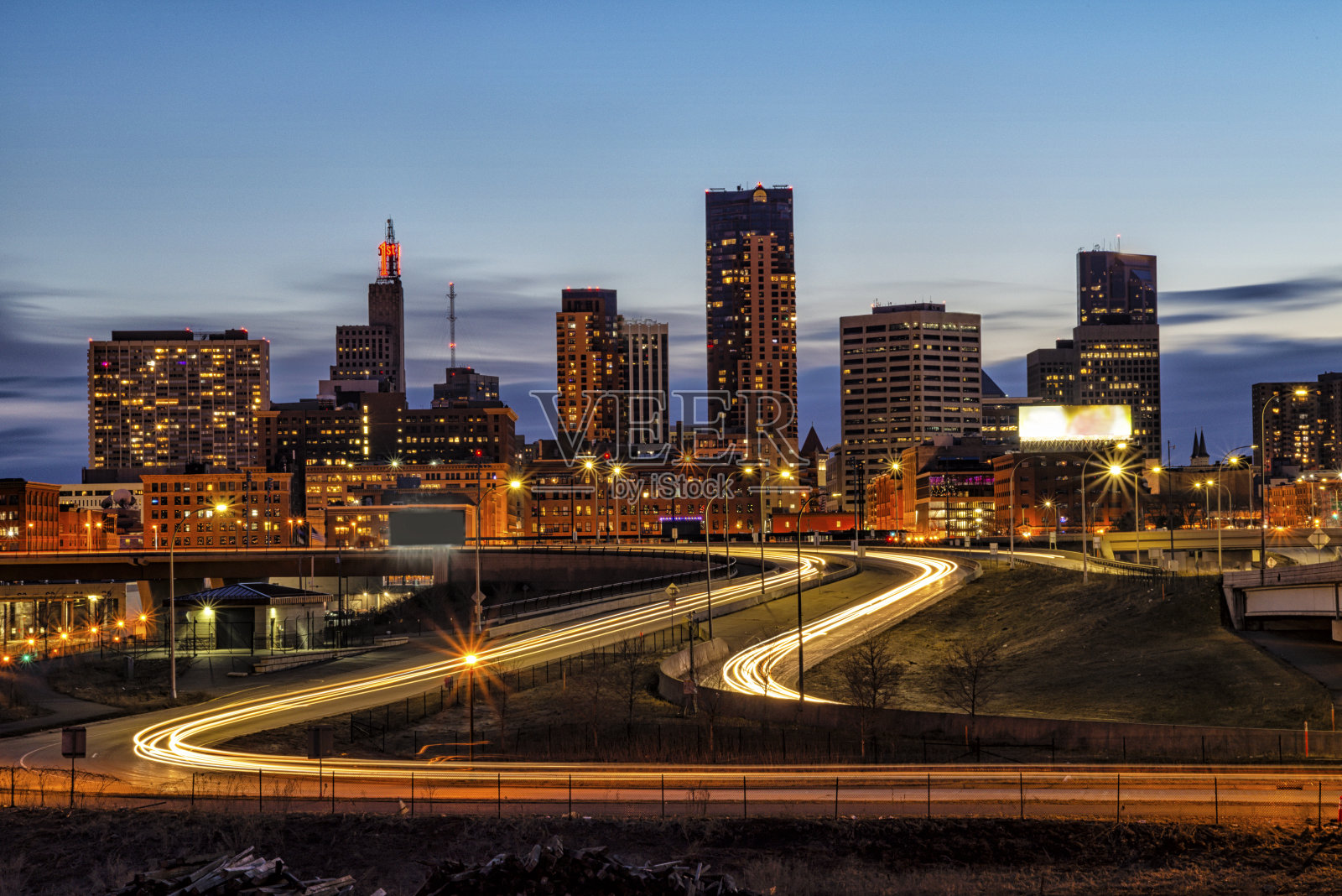 圣保罗，明尼苏达州市中心天际线日落和灯光小径照片摄影图片