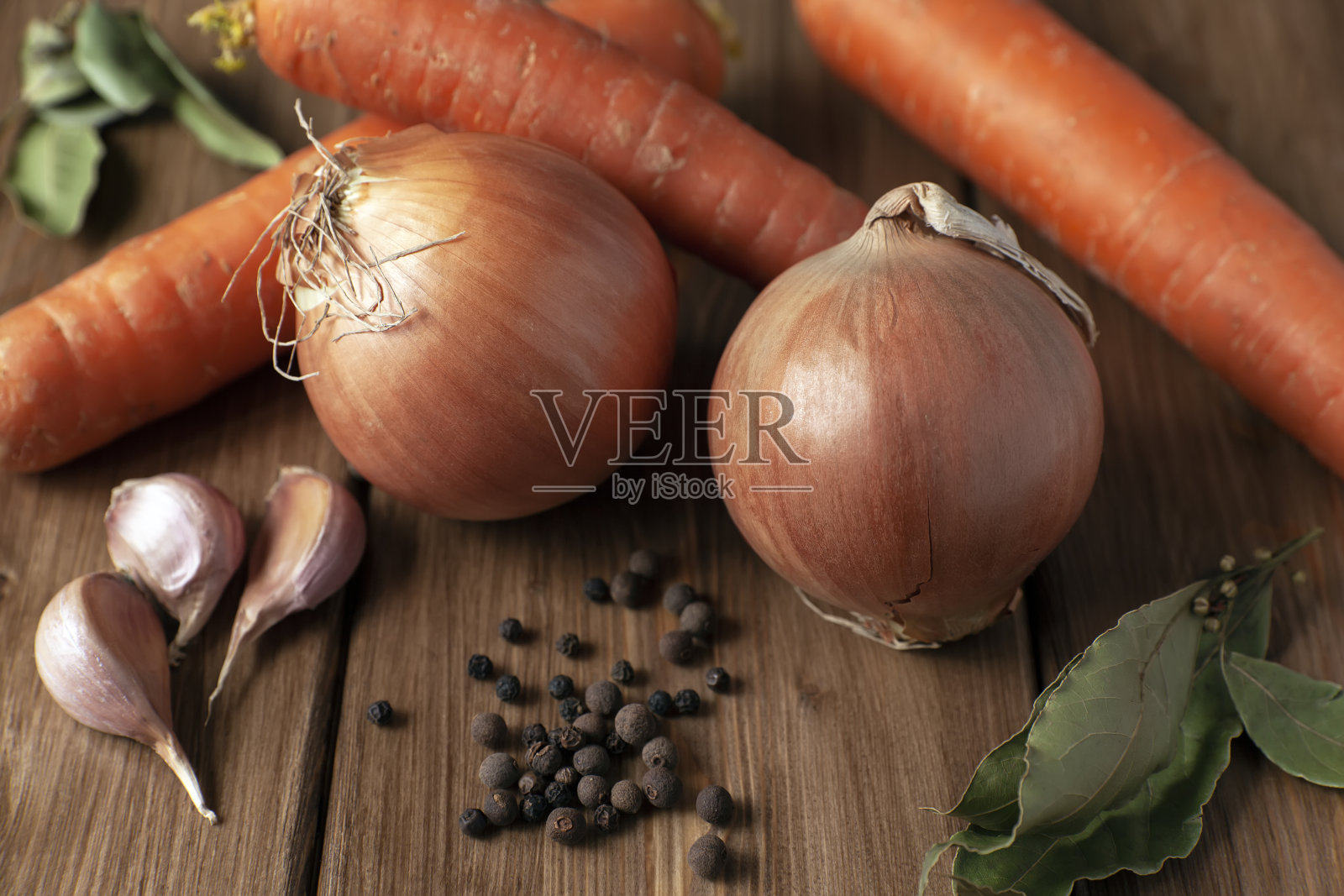 从菜汤市场买来的新鲜蔬菜:胡萝卜，洋葱，大蒜，胡椒，月桂叶。素食照片摄影图片