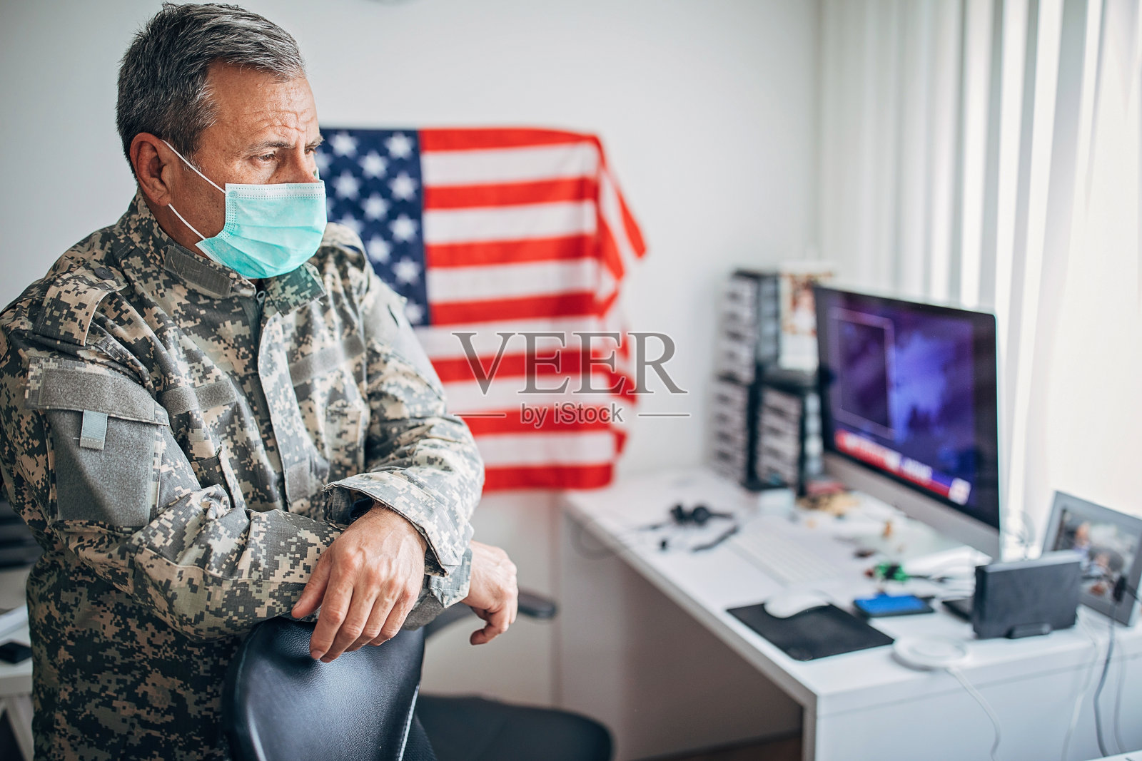 戴着防护面具的高级士兵站在办公室里照片摄影图片