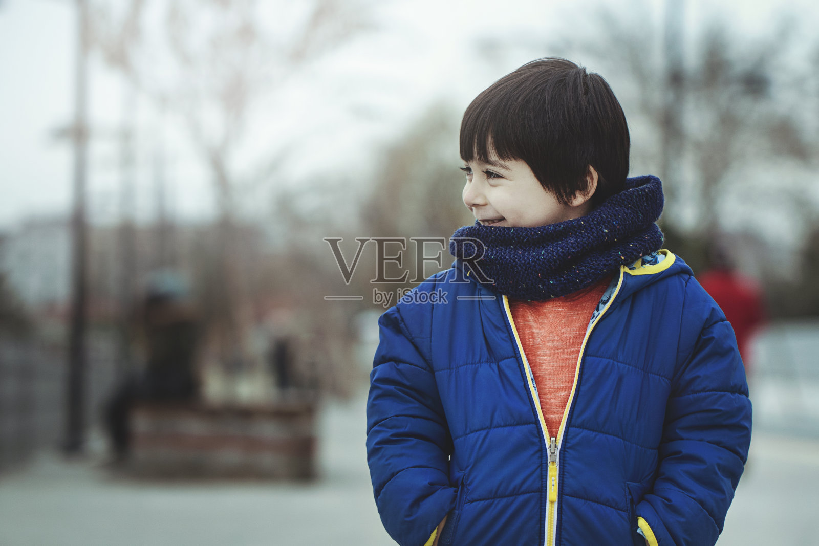 可爱的小男孩在冬天的衣服照片摄影图片