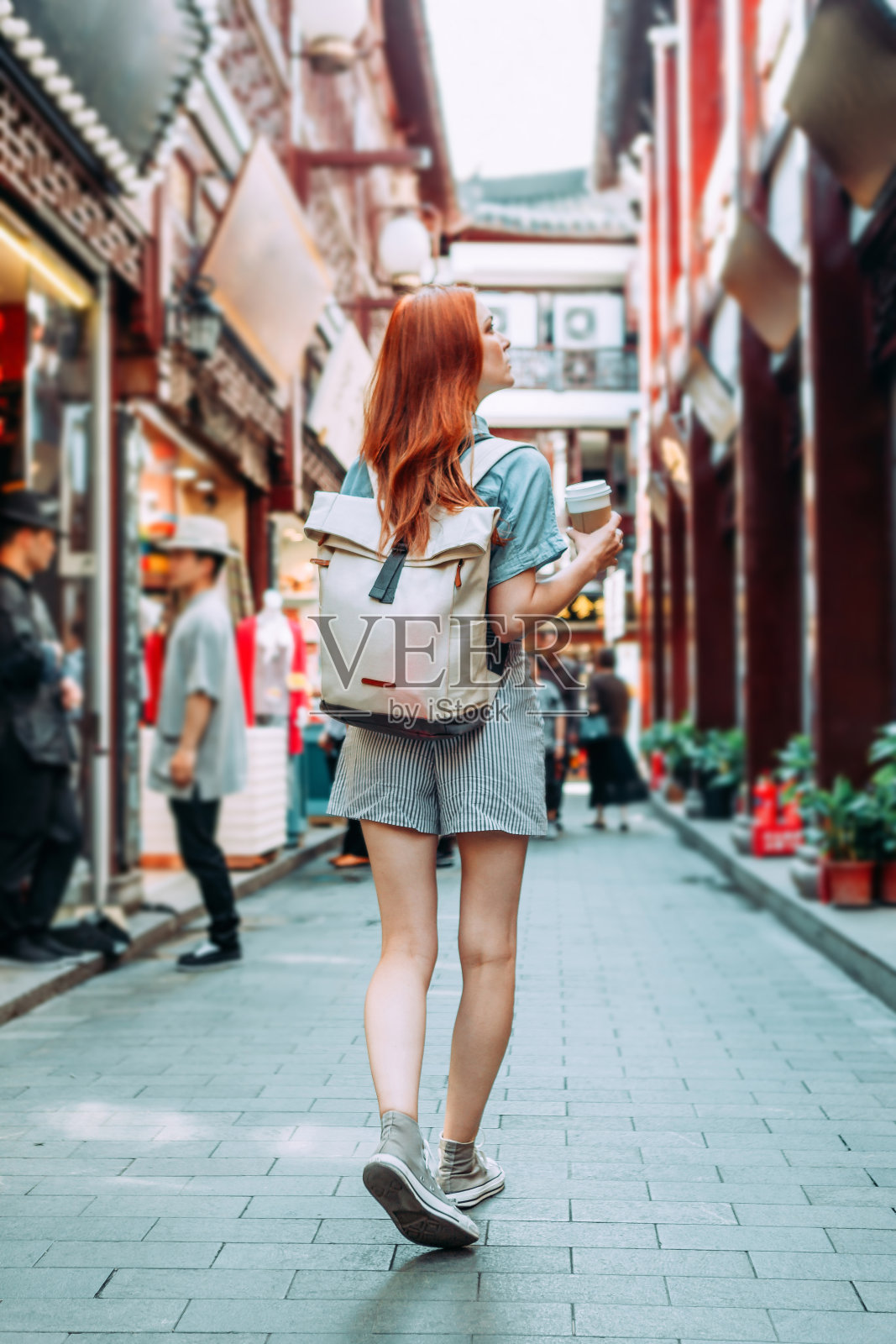 游客在中国上海田子饭区行走。亚洲旅游旅游。女性背包旅行照片摄影图片