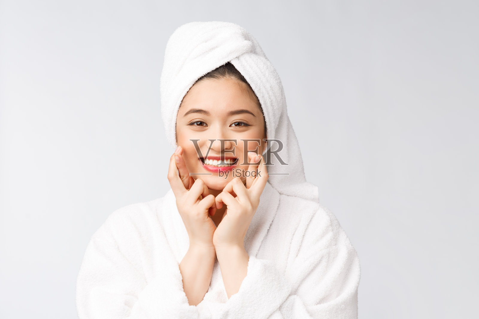 水疗护肤美容亚洲女性在沐浴后用毛巾擦头。美丽的多种族年轻女孩触摸柔软的皮肤照片摄影图片