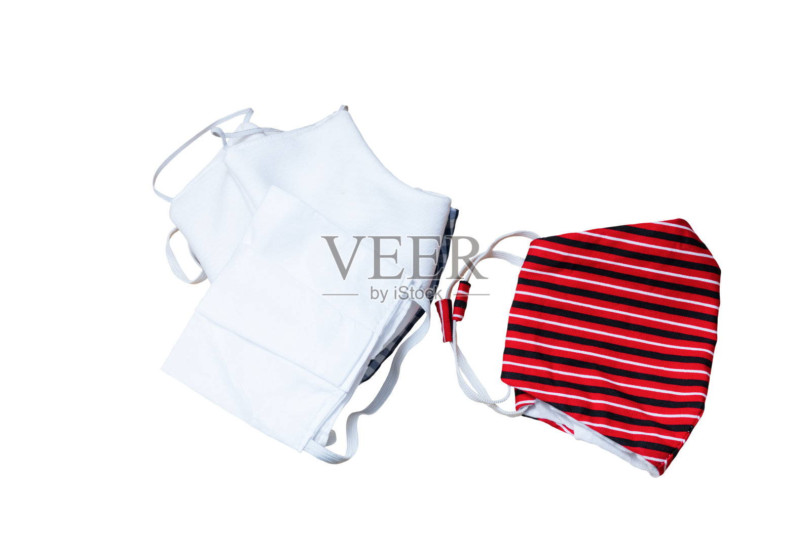 在白色的背景上堆砌白色和条纹红色的面具织物。预防冠状病毒或(Covid-2019)概念预防与复制空格添加文本照片摄影图片