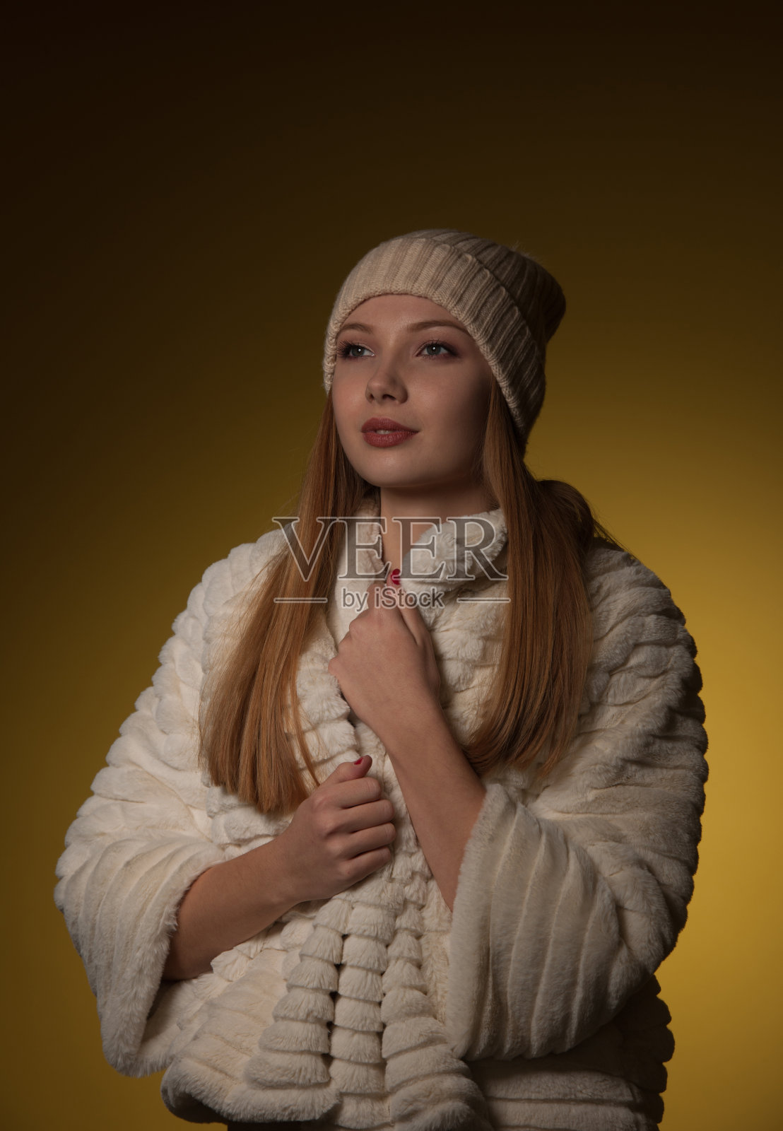 美女肖像女人在黄色的背景皮草冬季夹克照片摄影图片