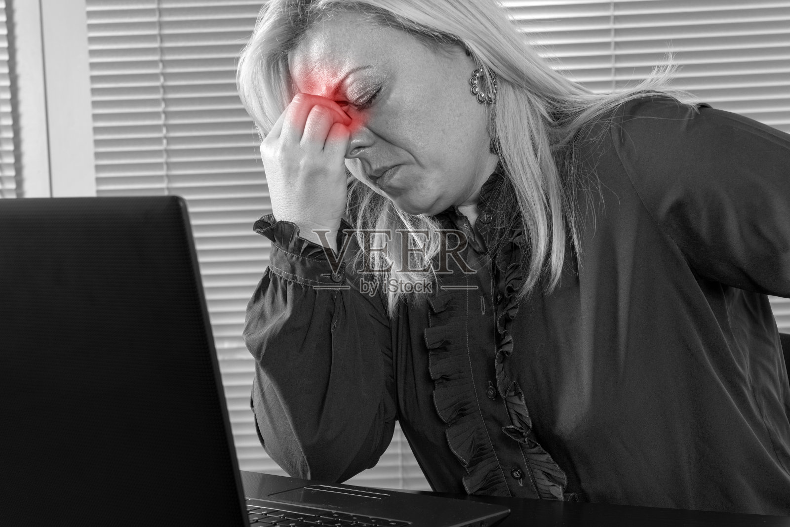 伤心成熟的女人捏着鼻子因为鼻窦痛照片摄影图片