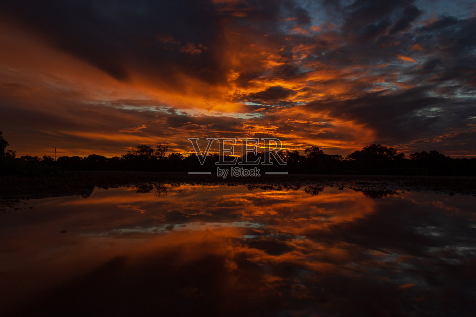 澳大利亚昆士兰州cloncurry北部200公里处的美丽日落全景照片摄影图片