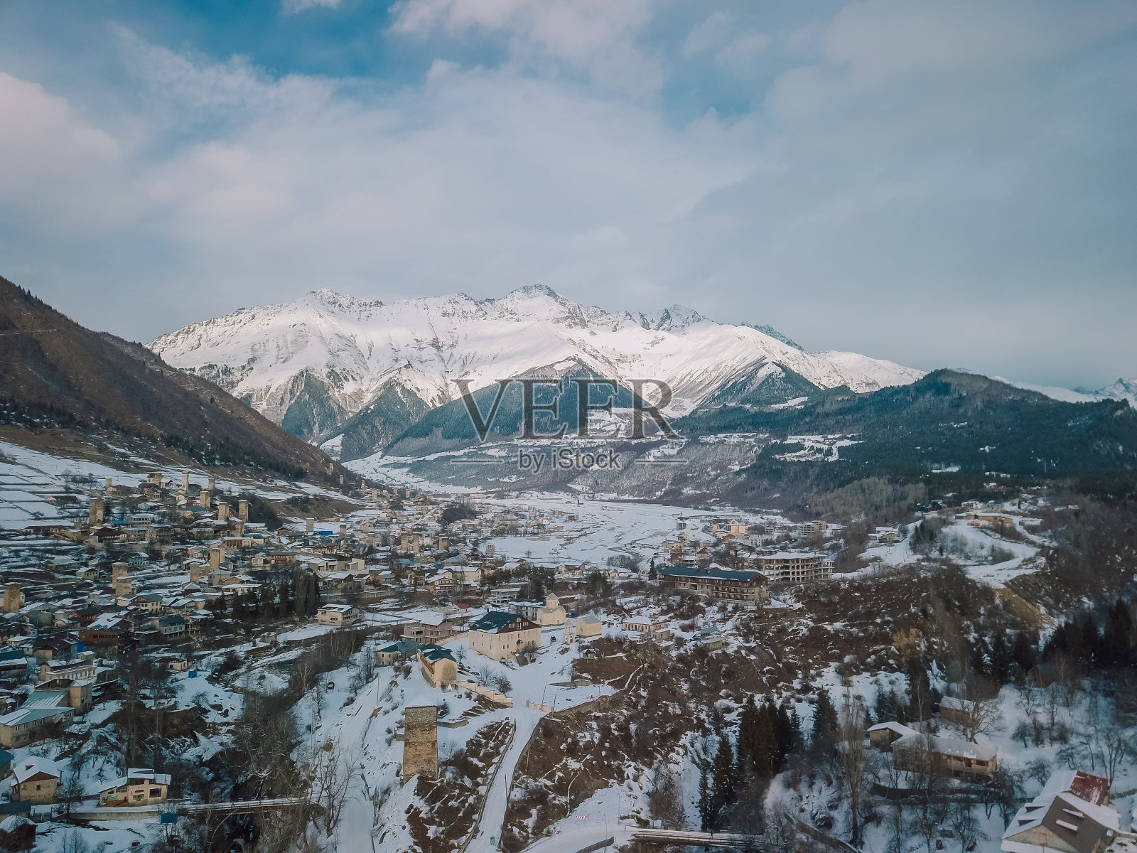 喀尔巴阡山脉中冰雪覆盖的冬季村庄。照片摄影图片