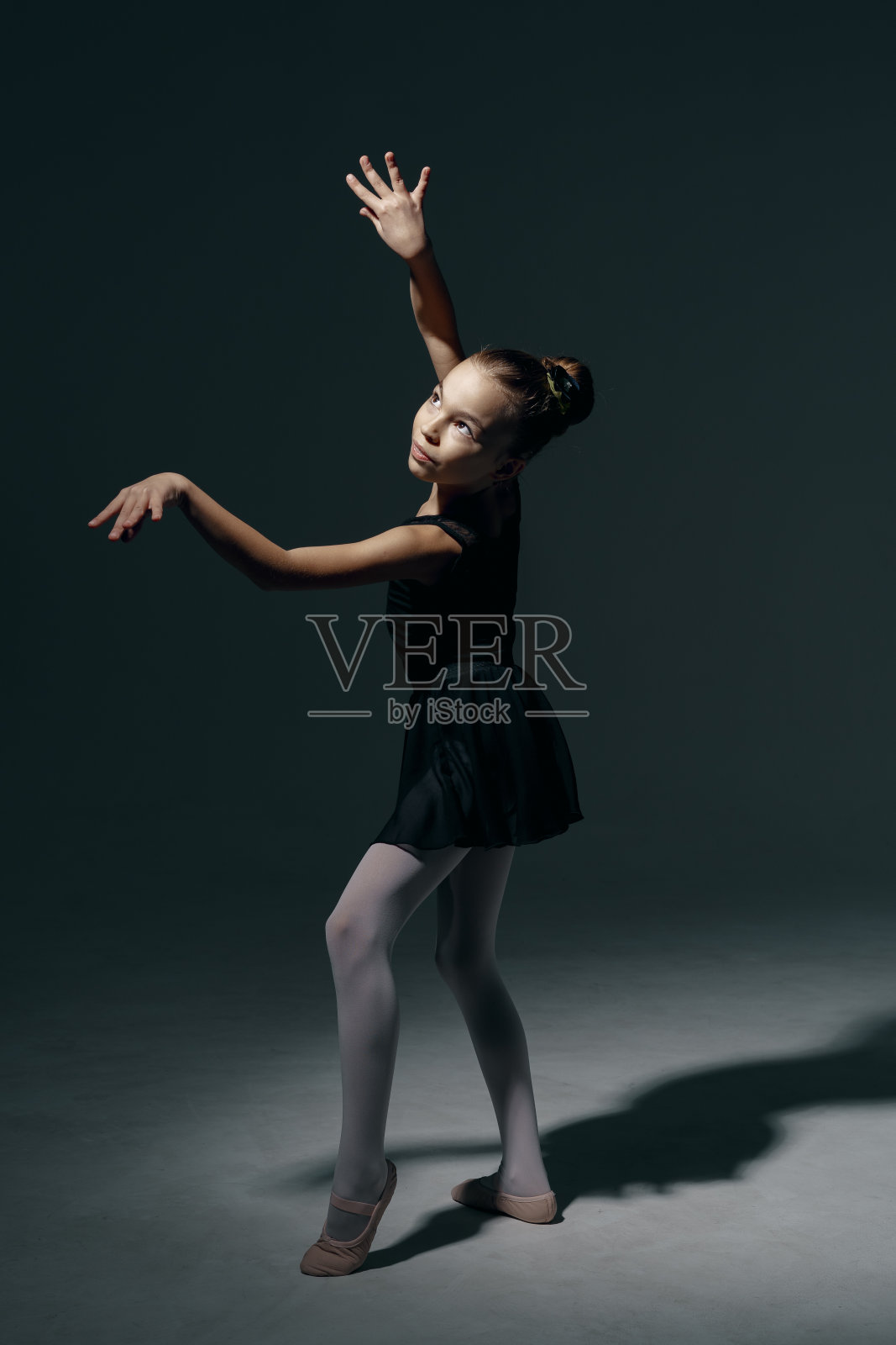 优雅的芭蕾舞女演员在工作室跳舞照片摄影图片