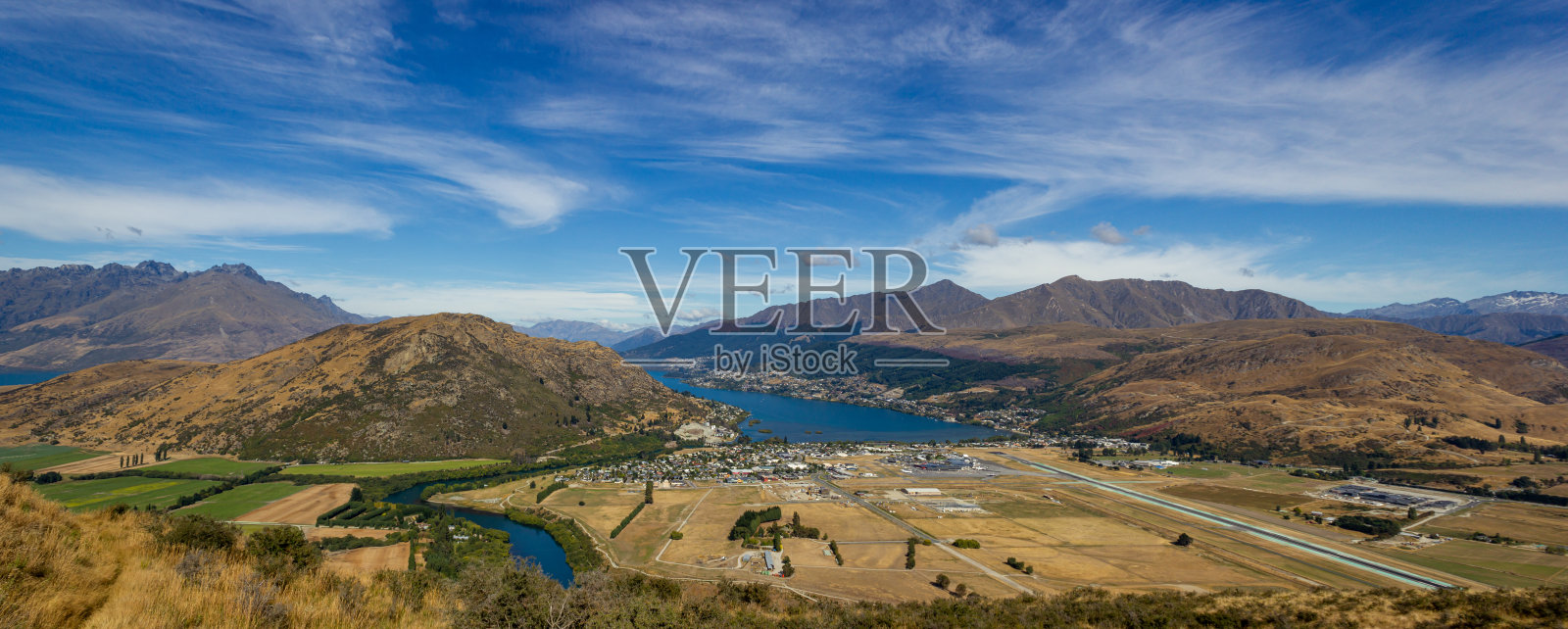 新西兰皇后镇和瓦卡蒂普湖的全景照片摄影图片