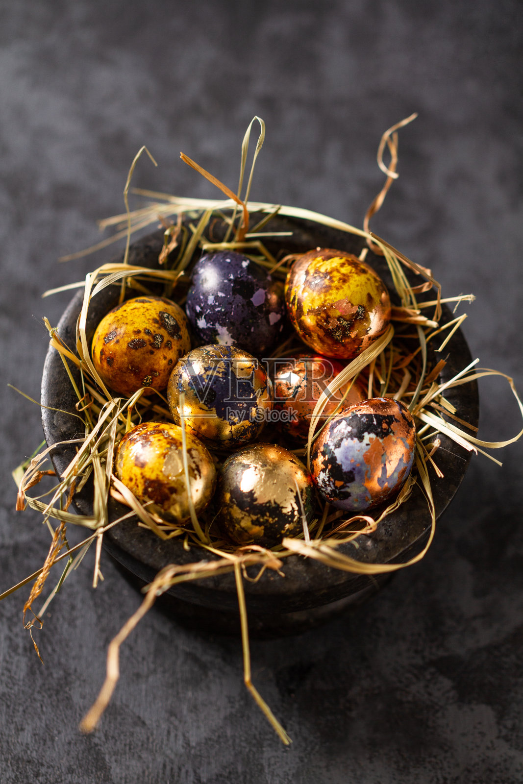 金蛋在巢里。复活节彩蛋。复活节装饰照片摄影图片