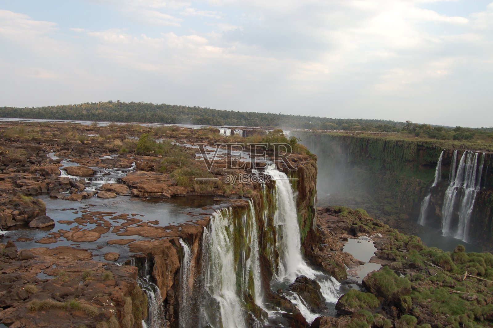 巴西一侧的伊瓜苏瀑布照片摄影图片