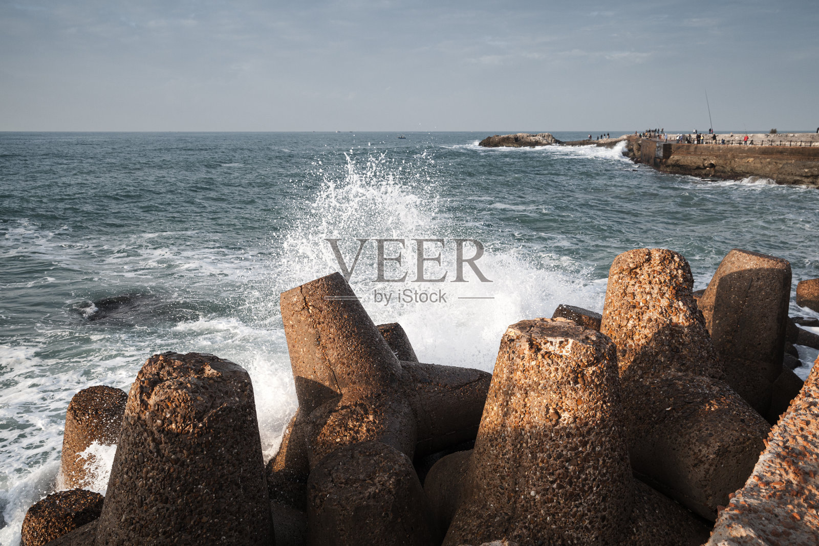 混凝土防波堤和海浪。埃及照片摄影图片