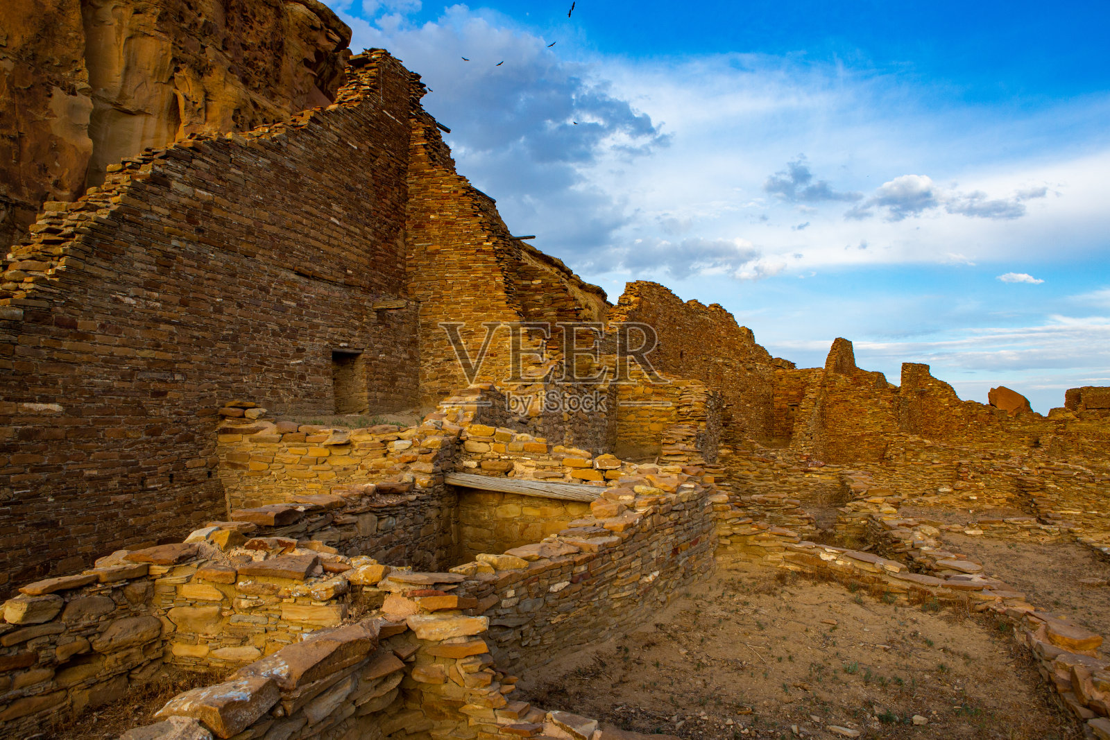 石头建筑和废墟查科文化国家历史公园，查科峡谷新墨西哥照片摄影图片