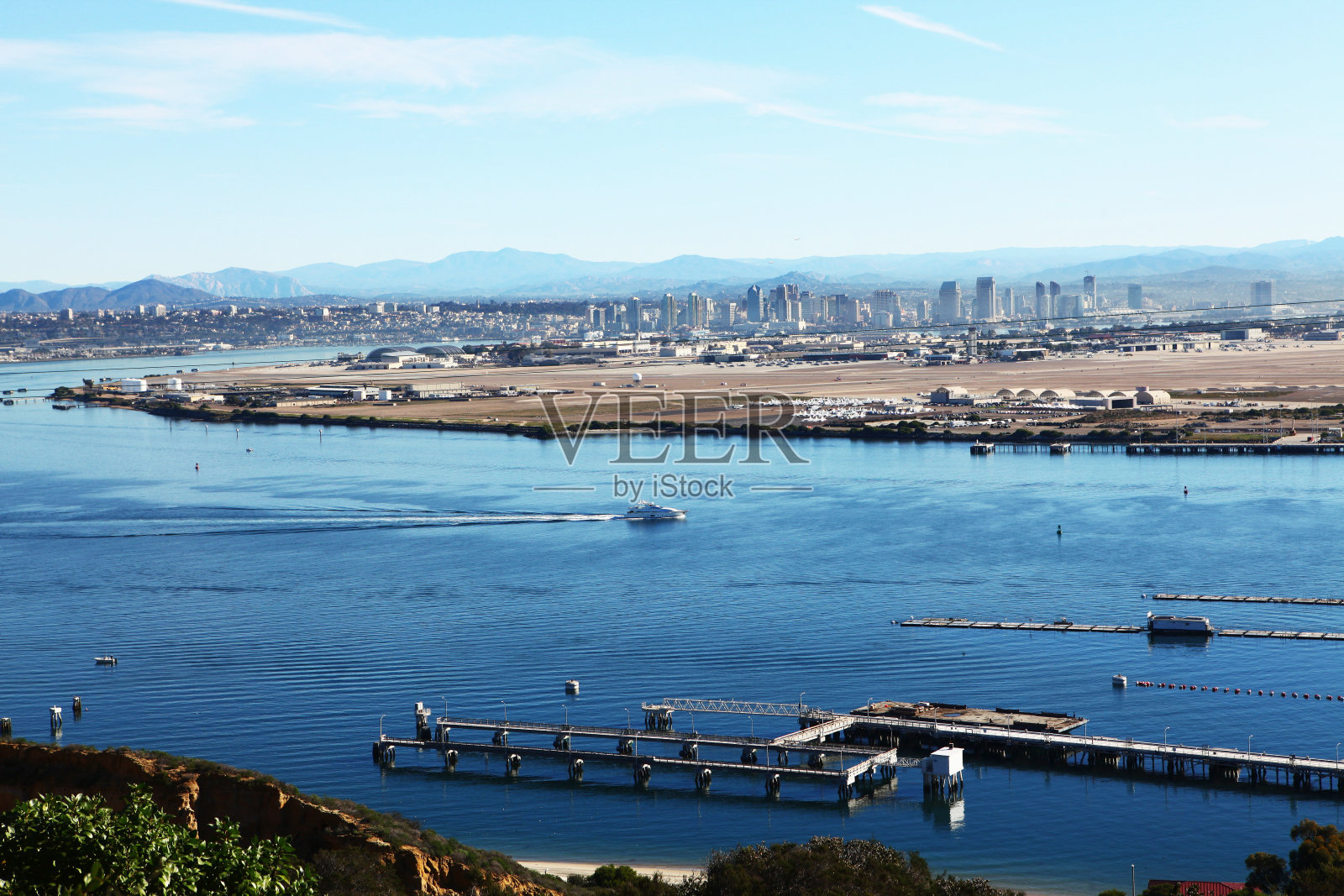 圣地亚哥，前景是港口照片摄影图片