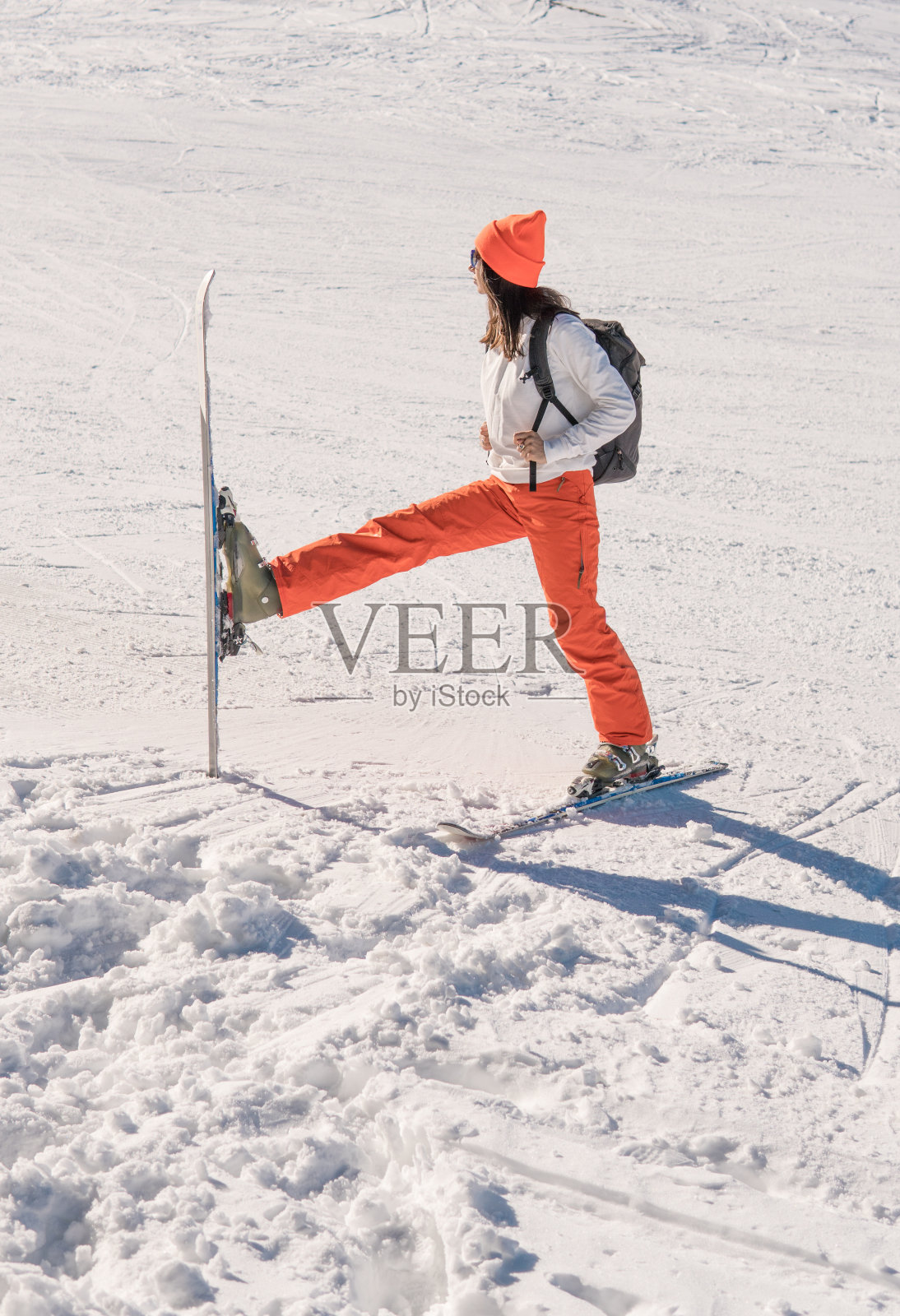快乐的年轻女子滑雪者享受阳光明媚的天气照片摄影图片