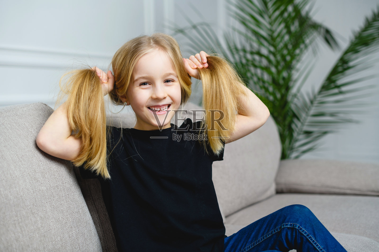 顽皮的女孩把头发梳成两个马尾辫照片摄影图片