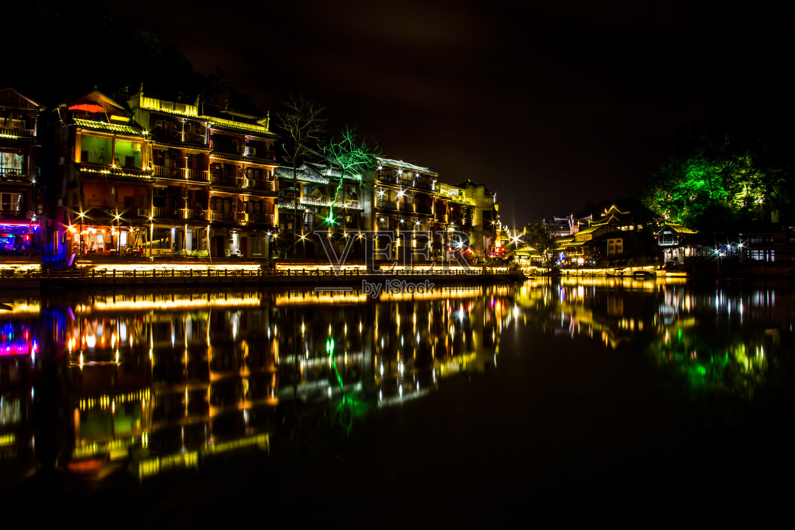 中国湖南一个著名古镇的夜景照片摄影图片