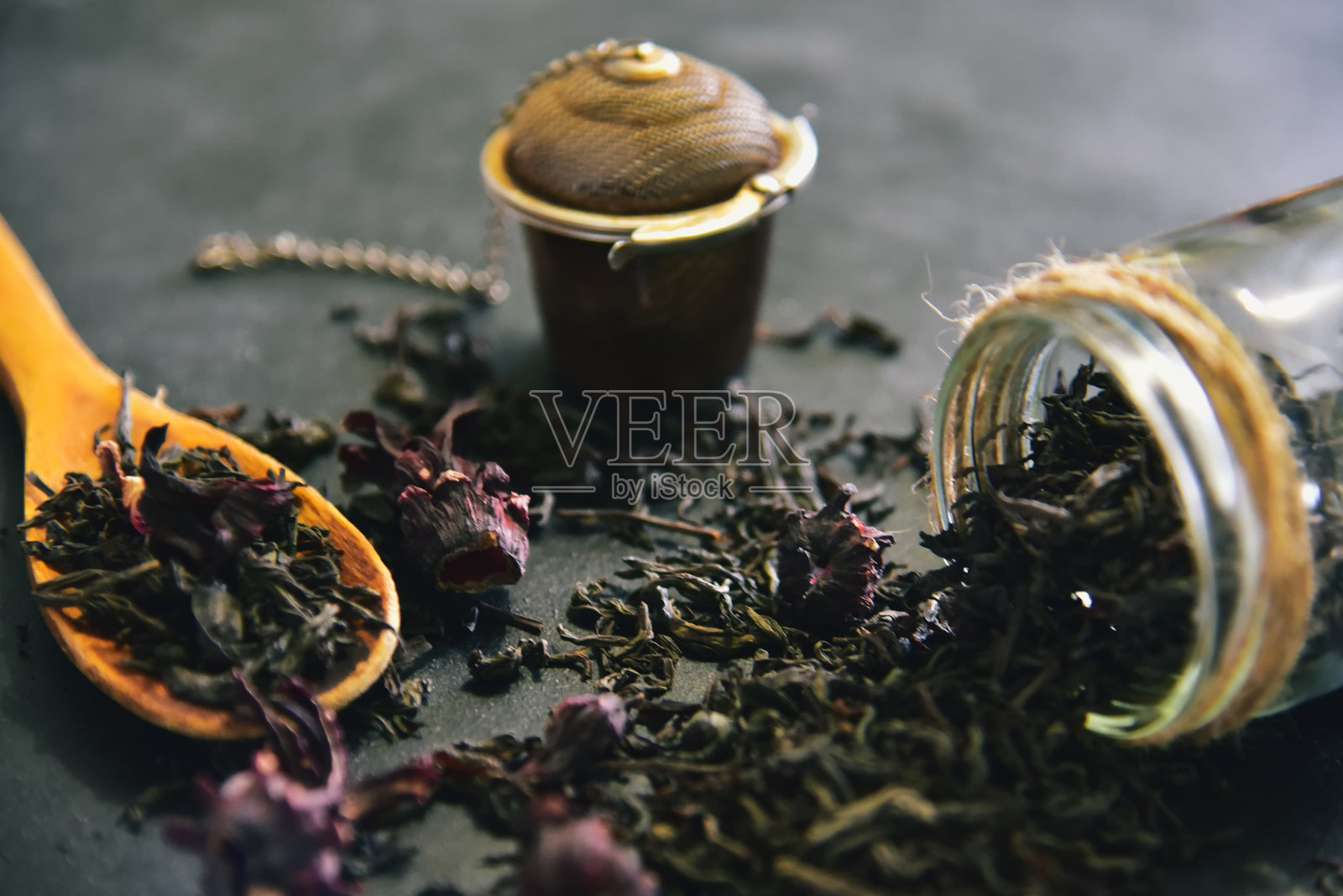 香草茶叶香气。茶道，茶叶在一个罐子里，一个木勺和一个用来泡茶的网子。照片摄影图片