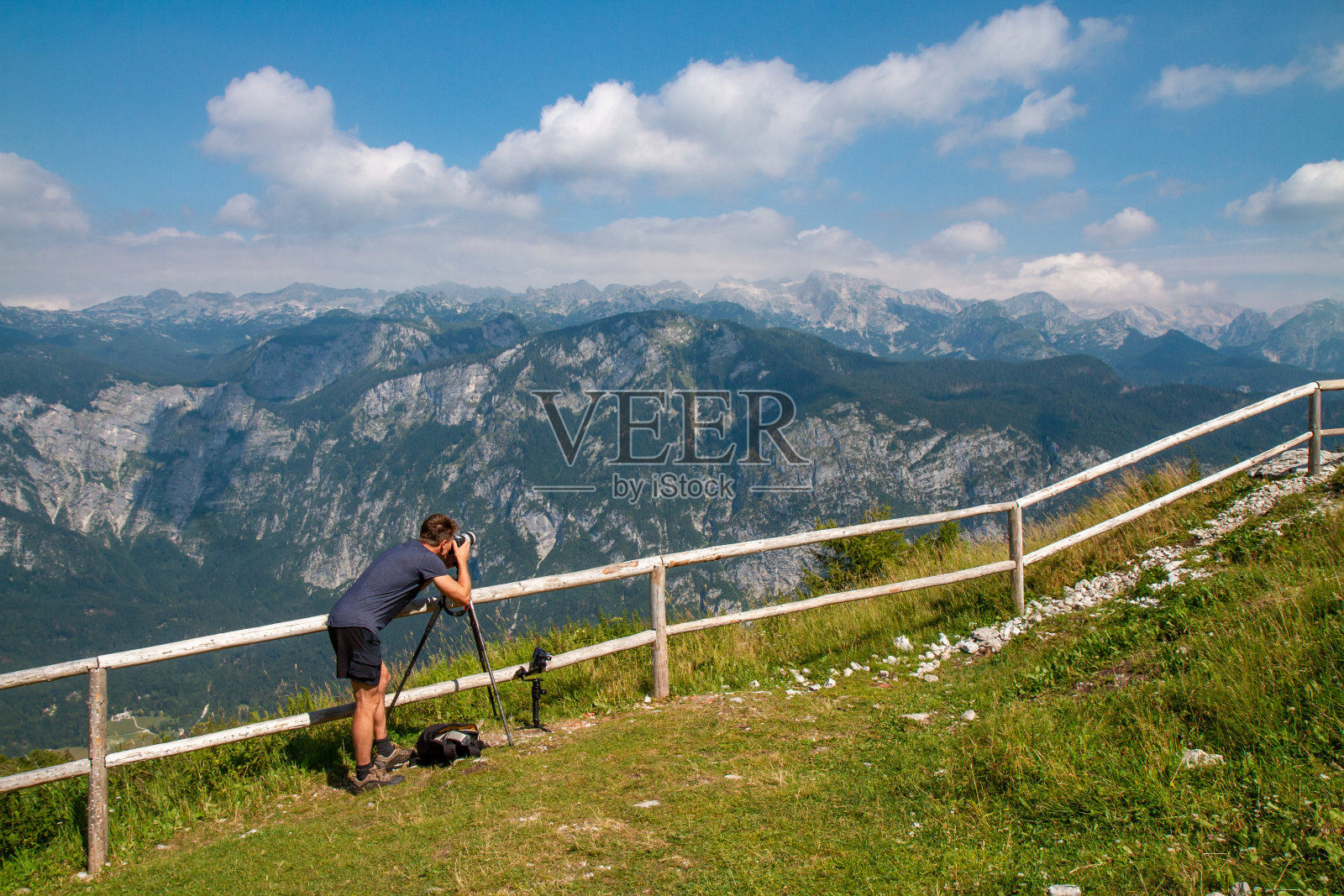 摄影师在朱利安阿尔卑斯山附近沃格尔滑雪度假村。照片摄影图片