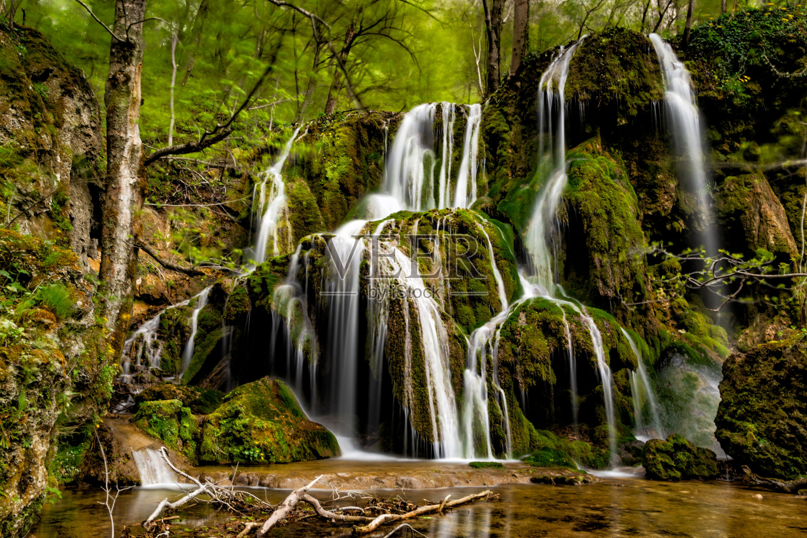 美丽的Beusnita瀑布在森林与绿色苔藓照片摄影图片