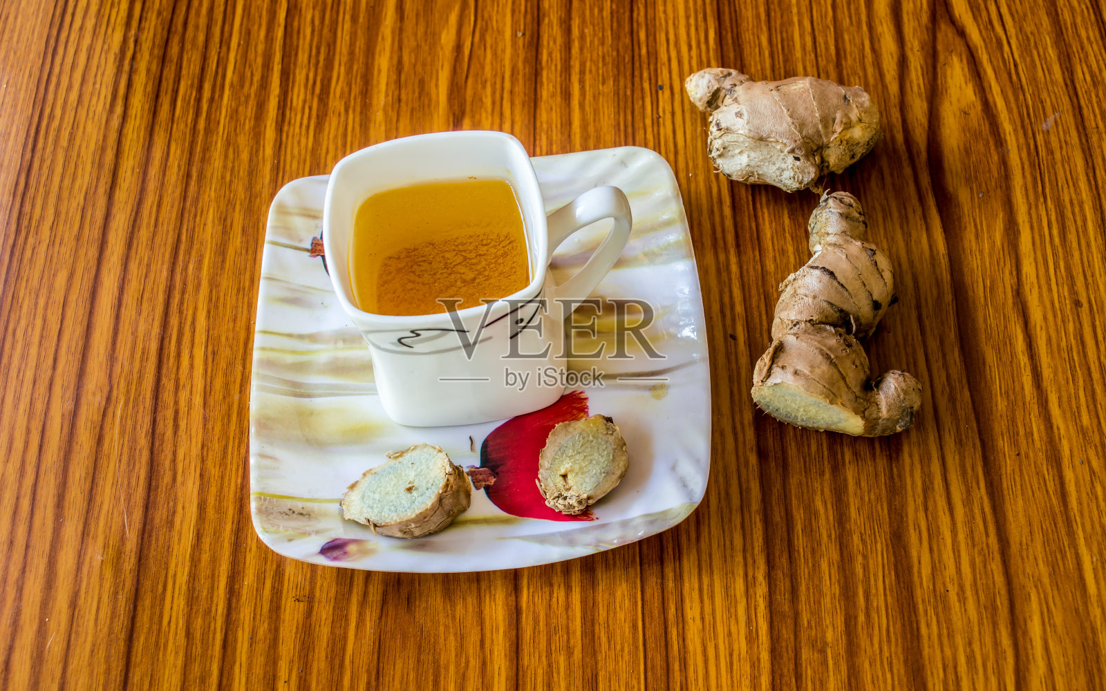 姜茶阿德拉克Chai香料印度茶。Adrak wali Chai(印度牛奶姜茶)由柠檬汁，蜂蜜，当然还有水制成。保健和医疗营养补充。回家的阿育吠陀疗法照片摄影图片