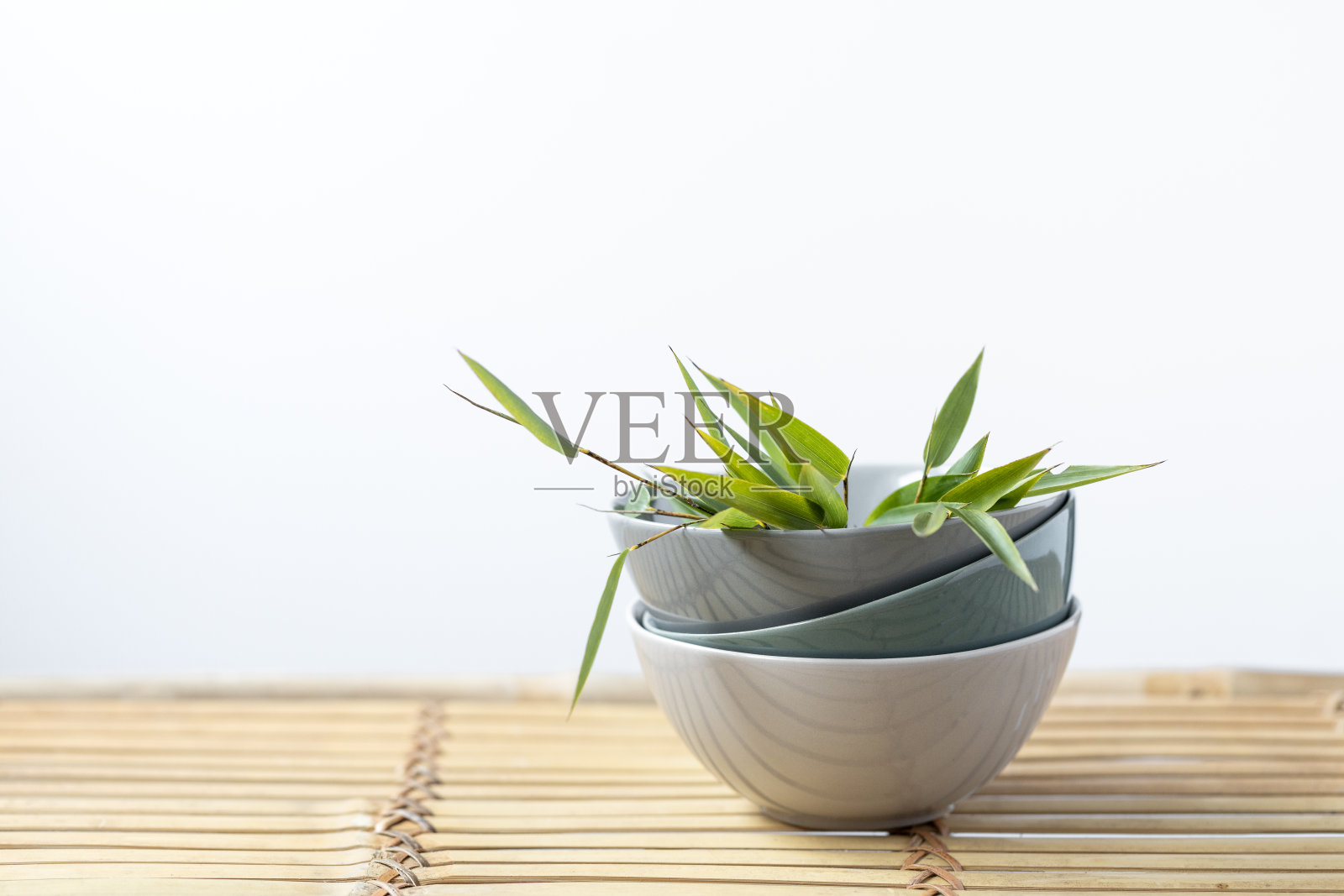 空碗与竹叶在竹子的背景。亚洲风格照片摄影图片